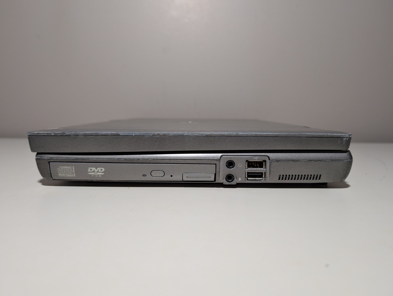 15″ Dell Latitude D810 | Pentium M 30GB HDD | ATI DVD Win XP 32-Bit Serial Port