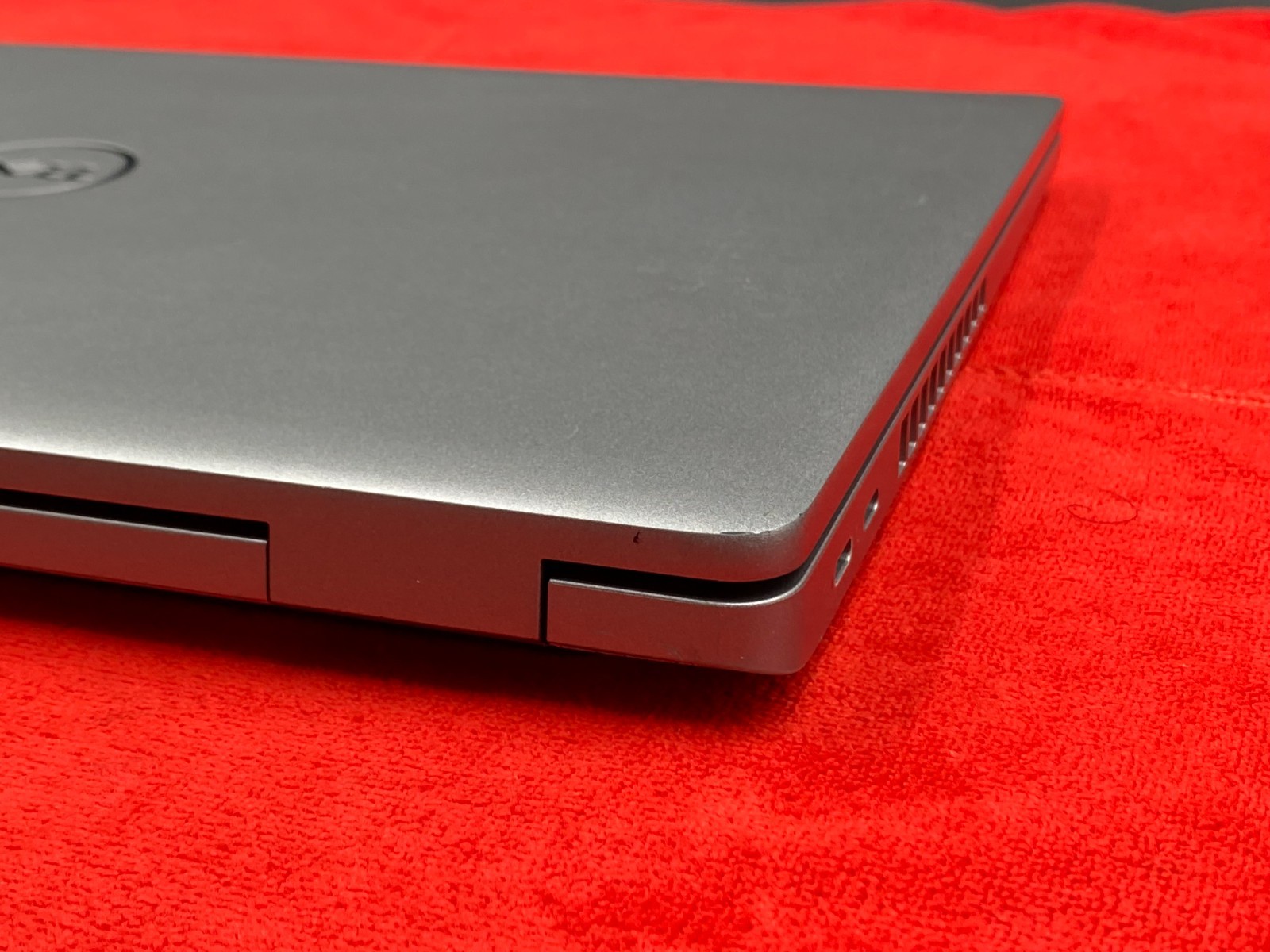 DELL LATITUDE 5520 15″ i7-1185G7 8GB RAM 256 GB SSD WINDOWS 11 BATTERY 80% NO AC