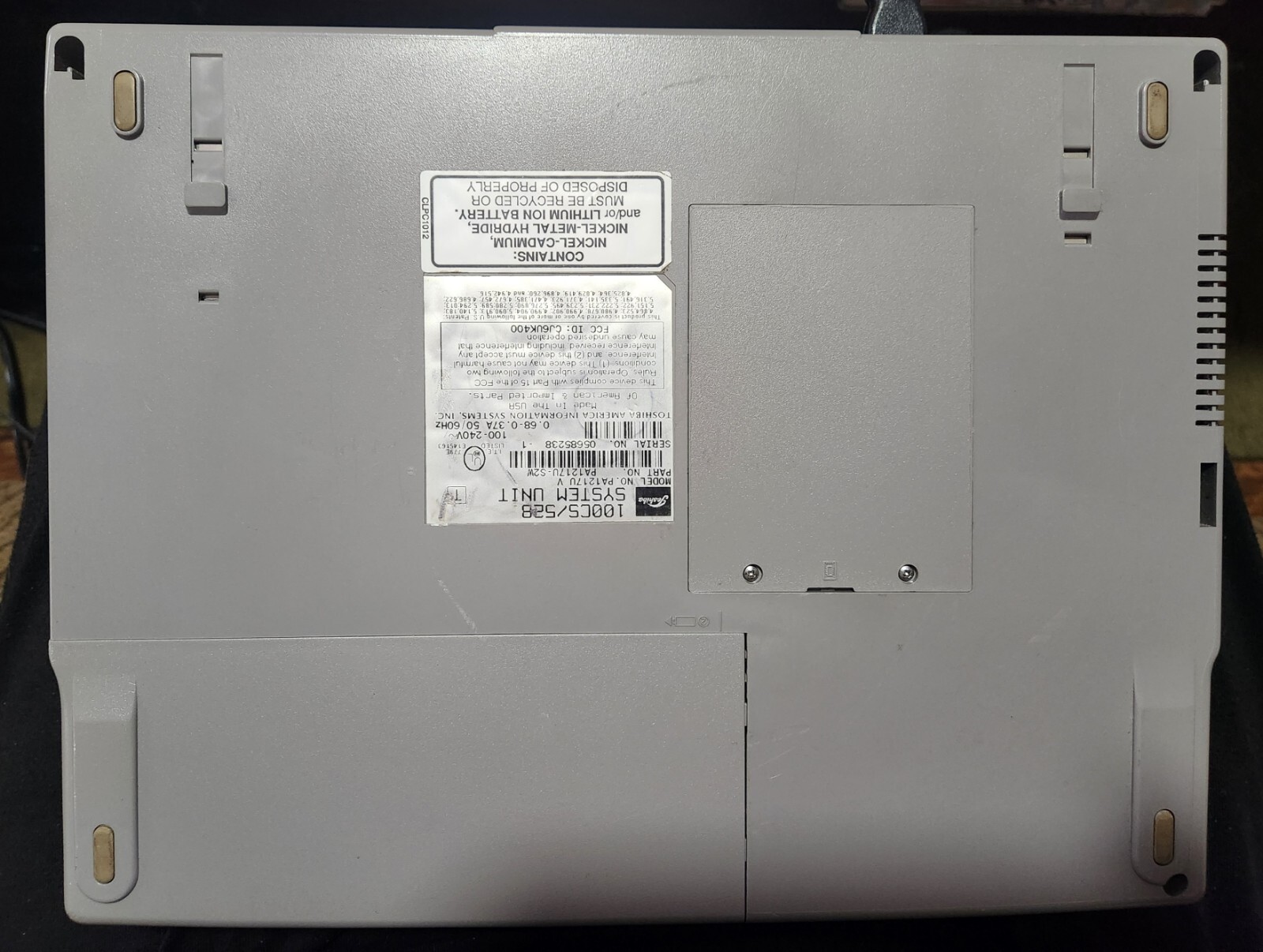 1995 Toshiba satellite loptop 100CS TURNS ON !!!