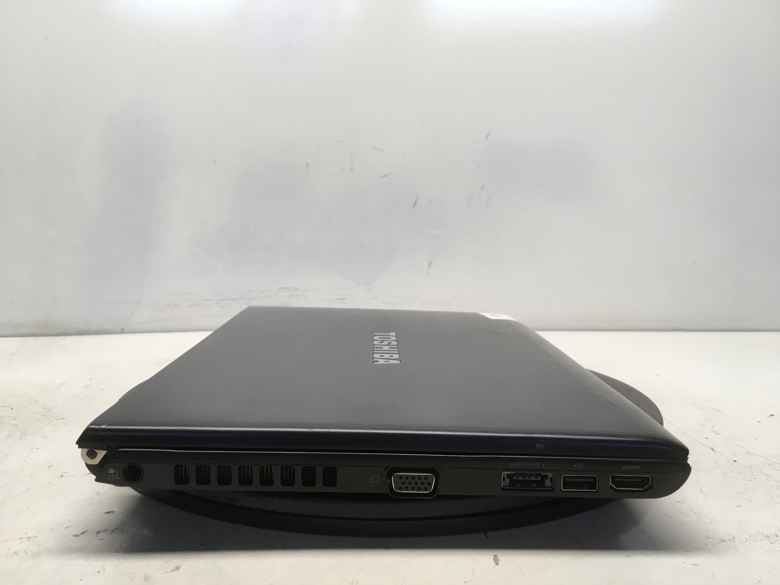 Toshiba Portege R835-P81 Intel i5-2435M 2.4GHz 6 GB NO HDD No Batt READ