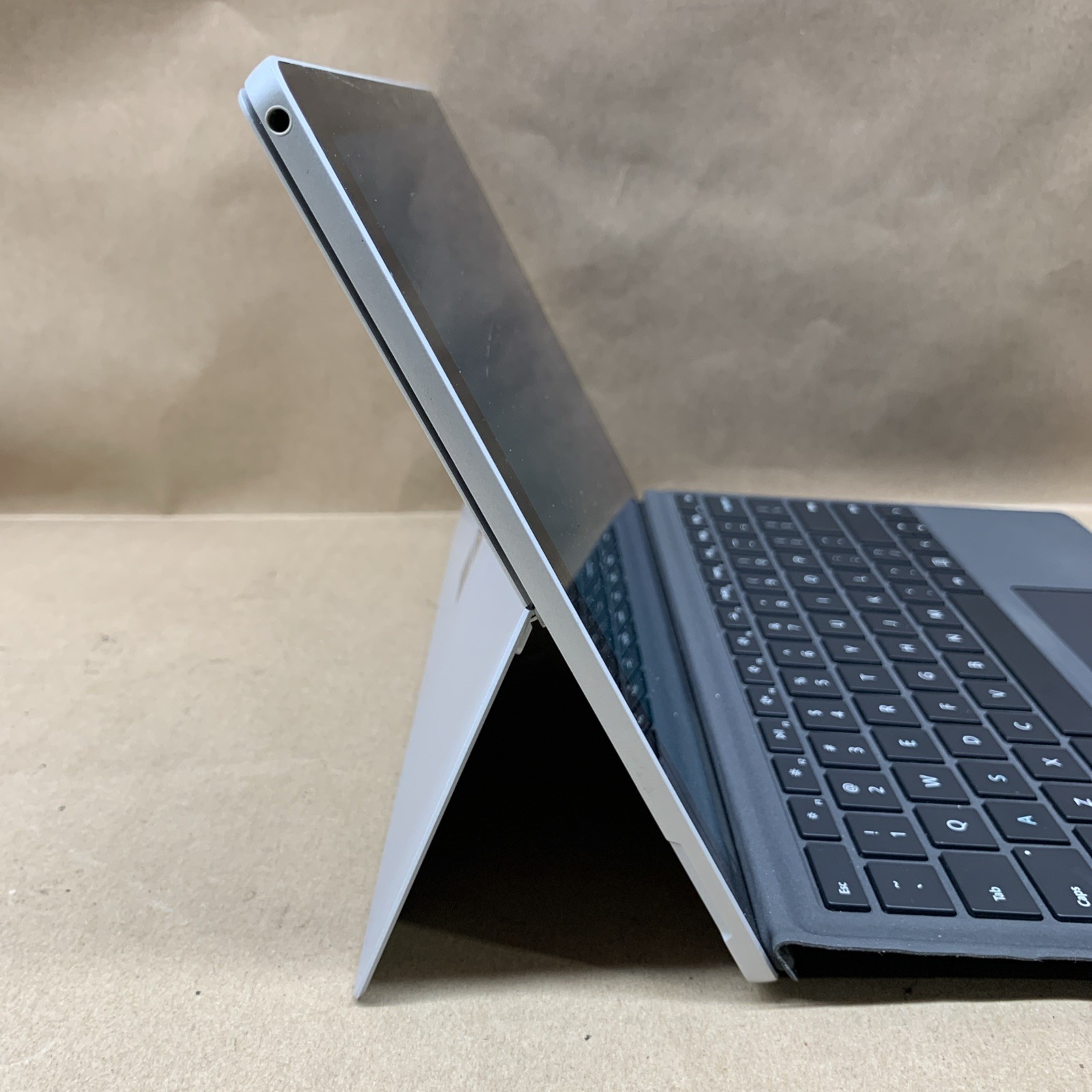 Surface Pro 5th Gen 1796, Core i5-7300U @ 2.6GHz, 8GB RAM, 256GB SSD, W10P