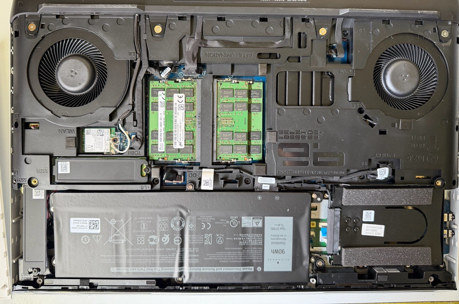Dell Alienware Area-51m i9-9900K 3.60 64GB DDR4 256 GB M.2 RTX 2080 144mhz