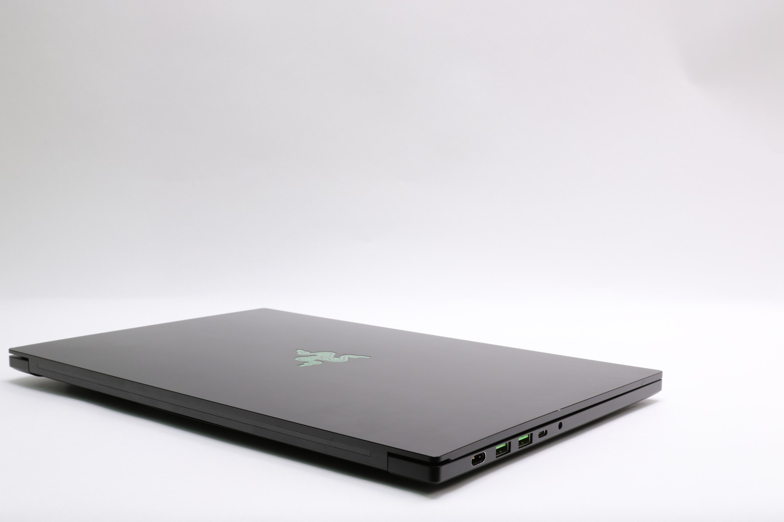 15″ Razer Blade 15 Advanced Model (mid 2021), i7-11800H, 16GB, 1TB SDD, RTX 3070