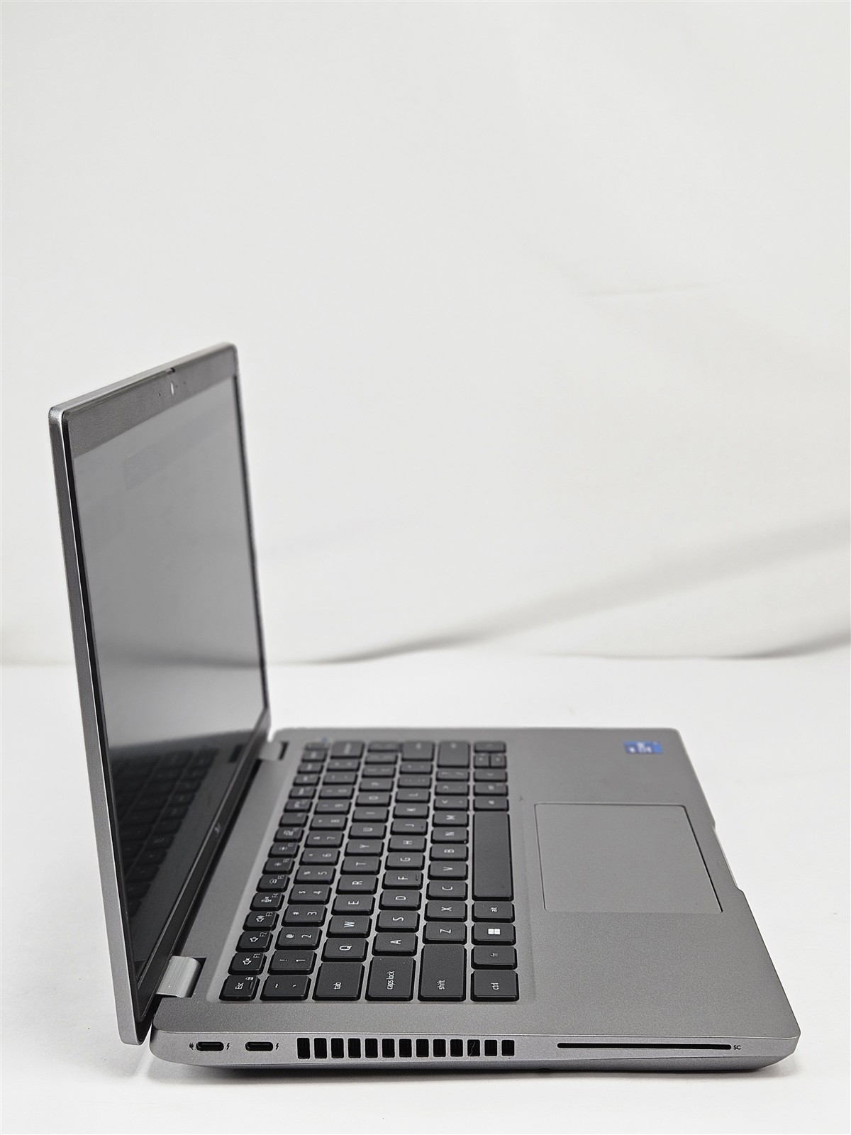 Dell Latitude 5421 14″ 2.5GHz i7-11850H 16GB RAM 256GB SSD No OS discoloration