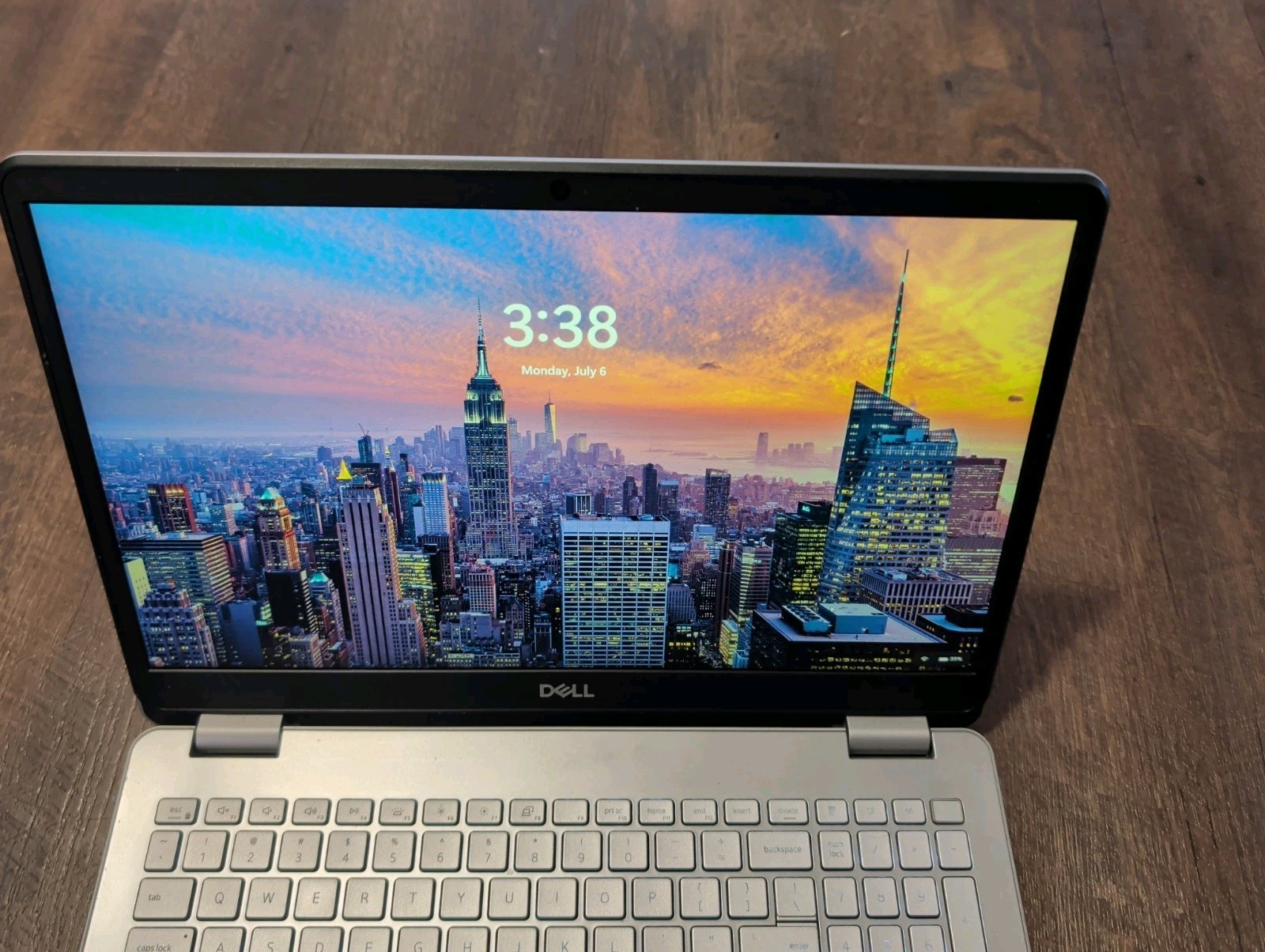 Dell Inspiron 5584 15.6″ FHD i5-8265U 12GB RAM 128GB SSD Win11