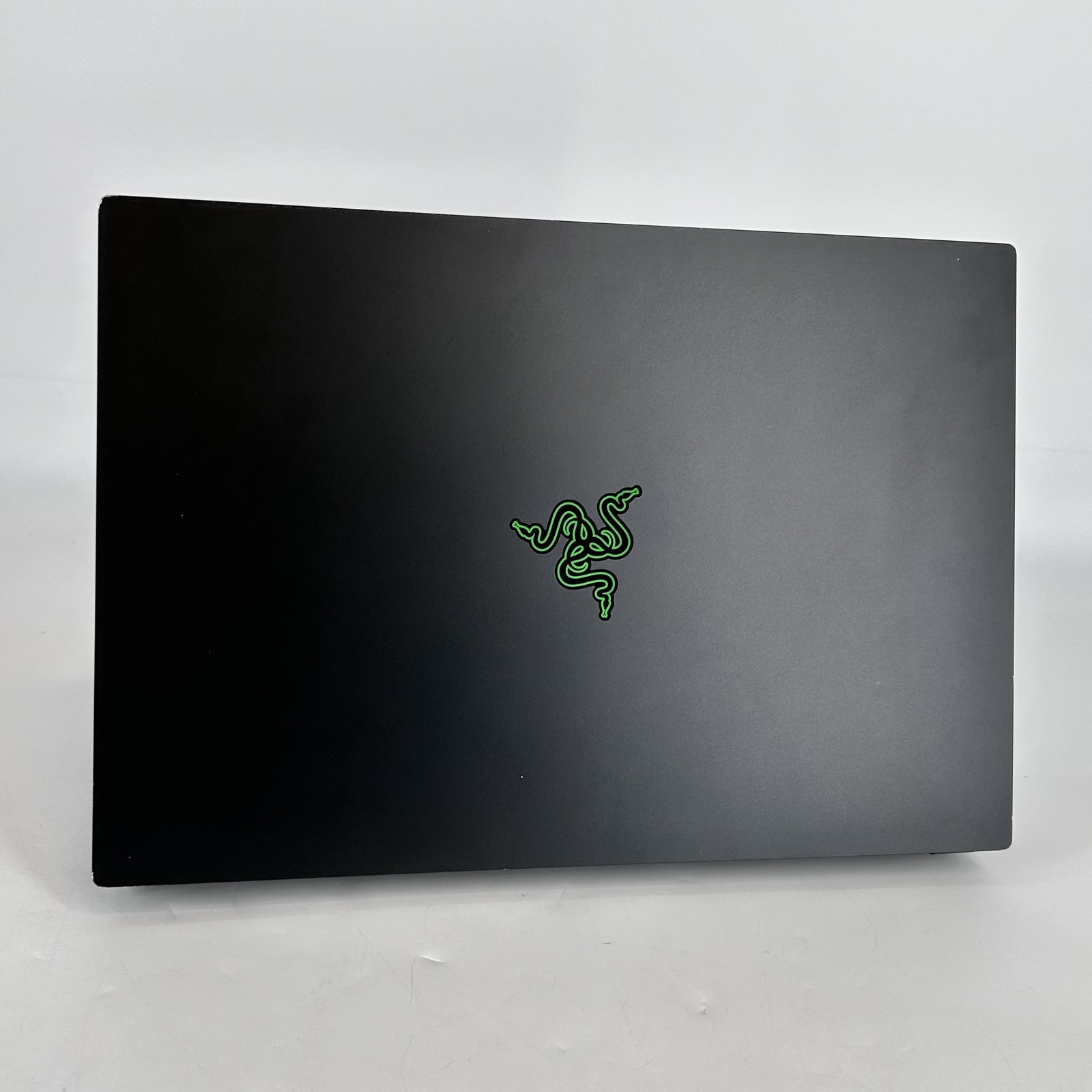 Razer Blade 16 Black 120Hz UHD+ 2.2GHz i9-13950HX 32GB 1TB SSD RTX 4070 Pink Hue