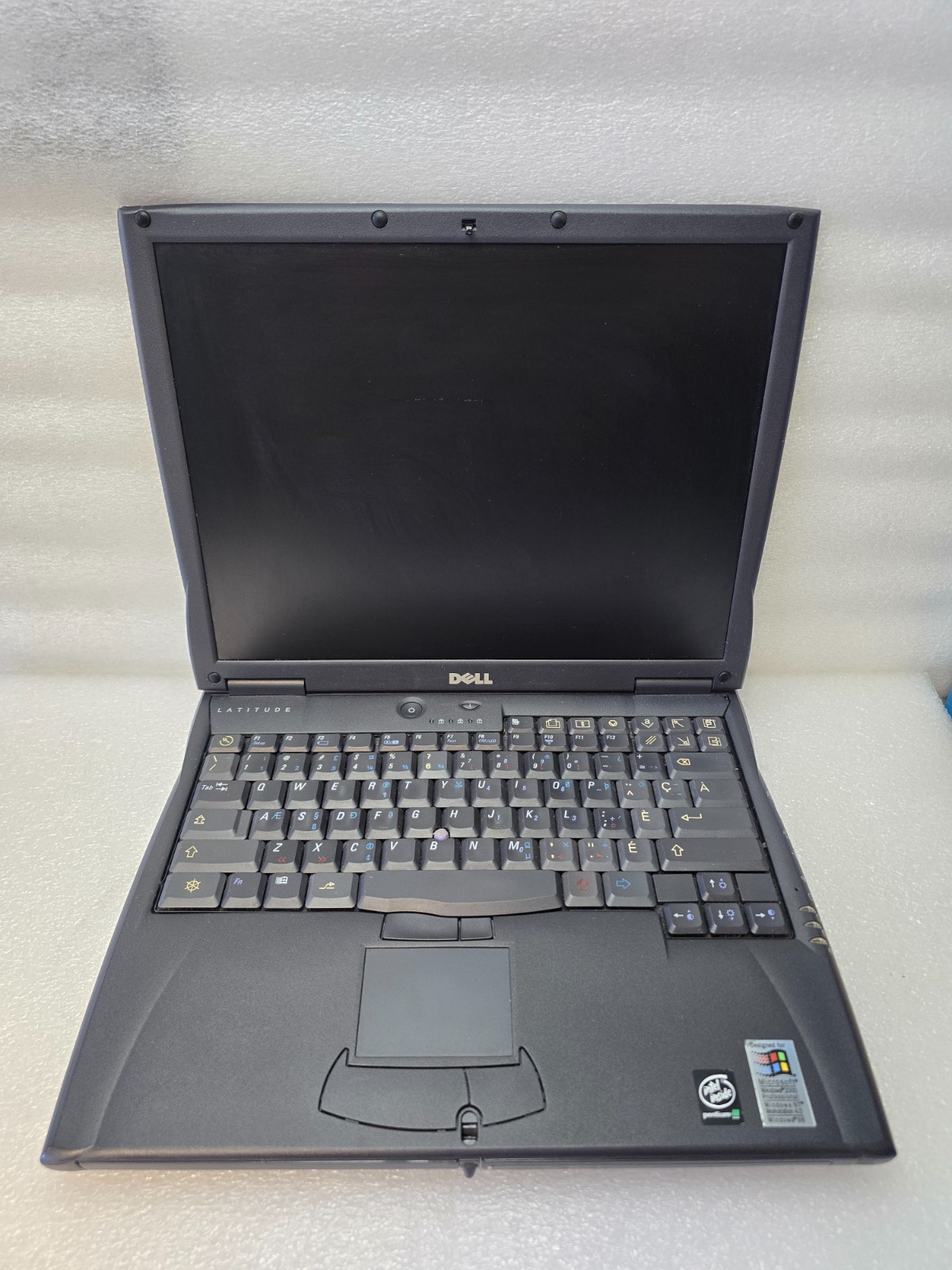 Dell Latitude C600 Laptop Windows 2000 Powers On PIII w/ Charger Parallel/S Port