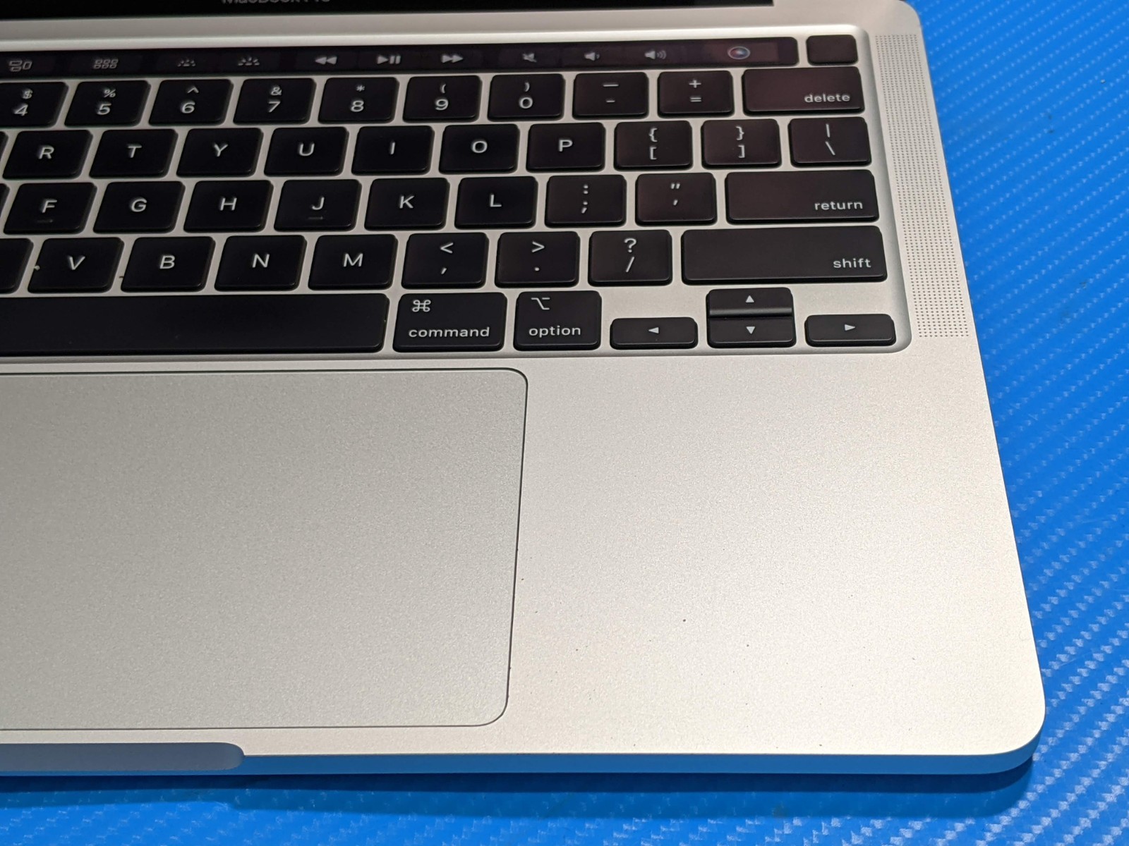 Apple MacBook Pro A2338 (2020) 13.3″ M1 3.2GHz 8GB 256GB MYDA2LL/A 100tt +PA