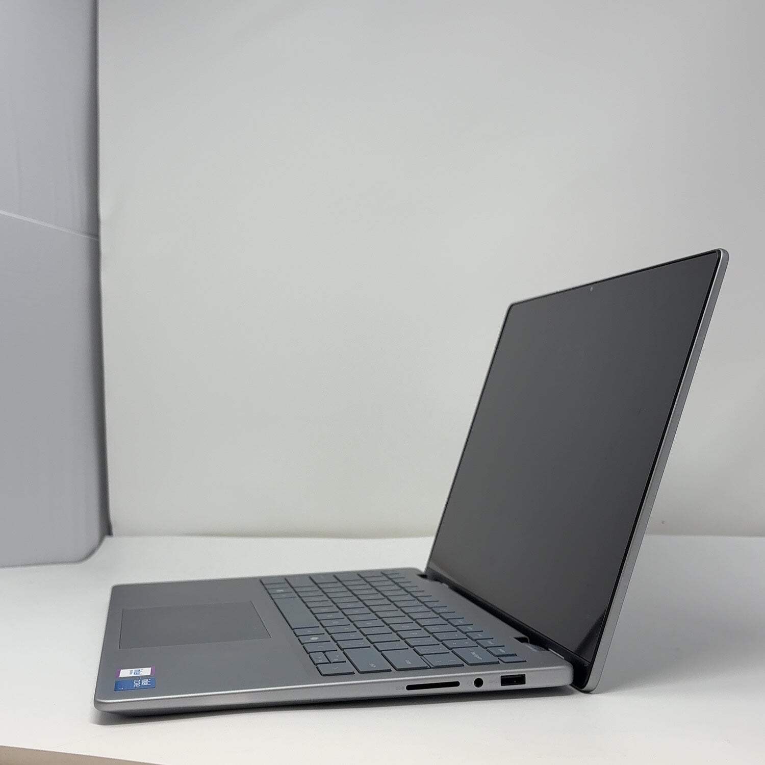 Dell Inspiron 7440 2-IN-1 14″ Core 7 150U 1.8GHz 16GB RAM 1TB SSD