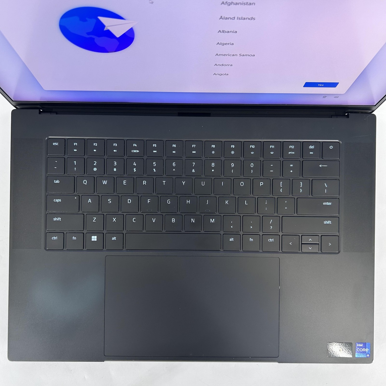 Razer Blade 16 Black 120Hz UHD+ 2.2GHz i9-13950HX 32GB 1TB SSD RTX 4070 Pink Hue