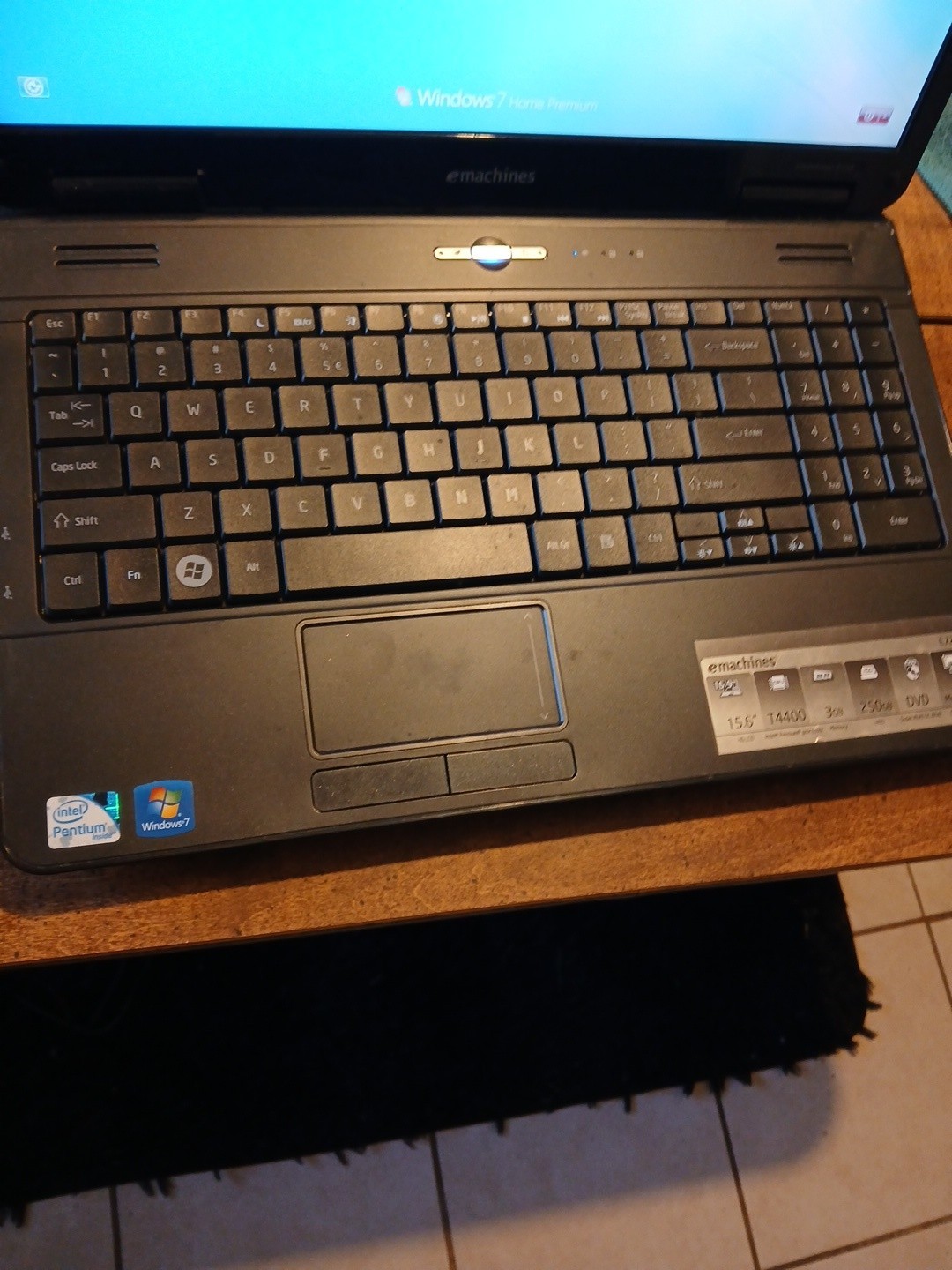 eMachines E725 15.6in Intel Pentium 2.20GHz 3GB 250GB HDD Win7 Black w/ charger