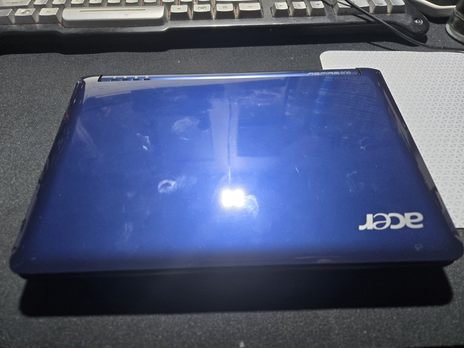 Acer Aspire One ZG5 Netbook Blue W/ Case No Power Dead Battery READ