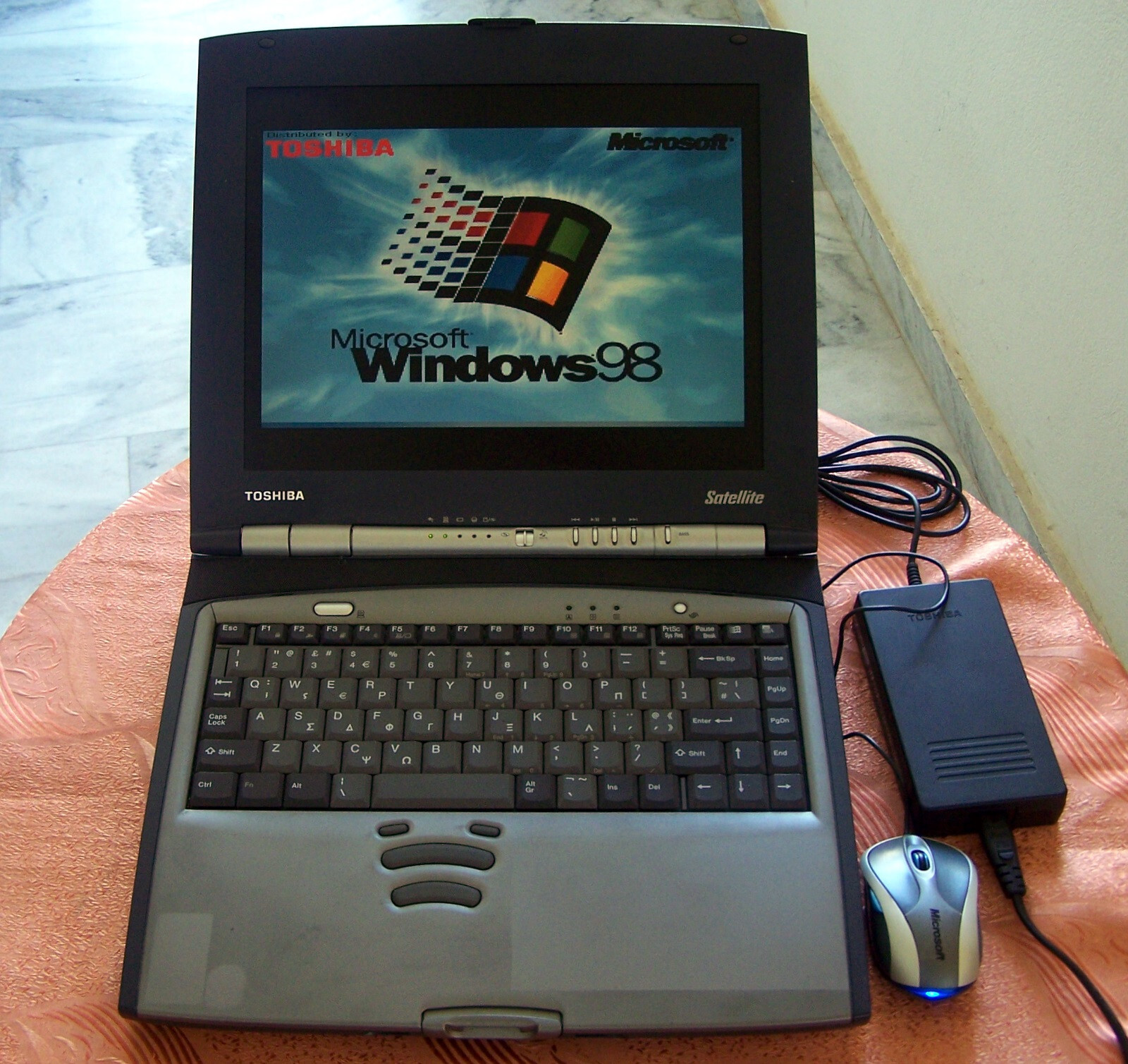 Win 98 Toshiba S-2800 Intel 650 MHz, 96MB, 4GB, Floppy, Parallel, Dos Νο cds ibm