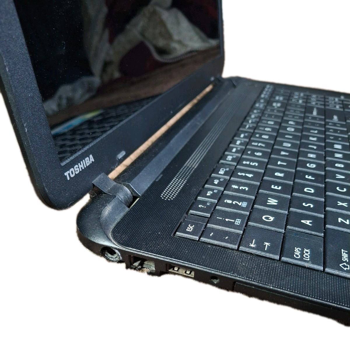 Toshiba Satellite C55-B5200 Laptop w/cord. 15.6″ Intel Core i3 6GB RAM 750 GB HD