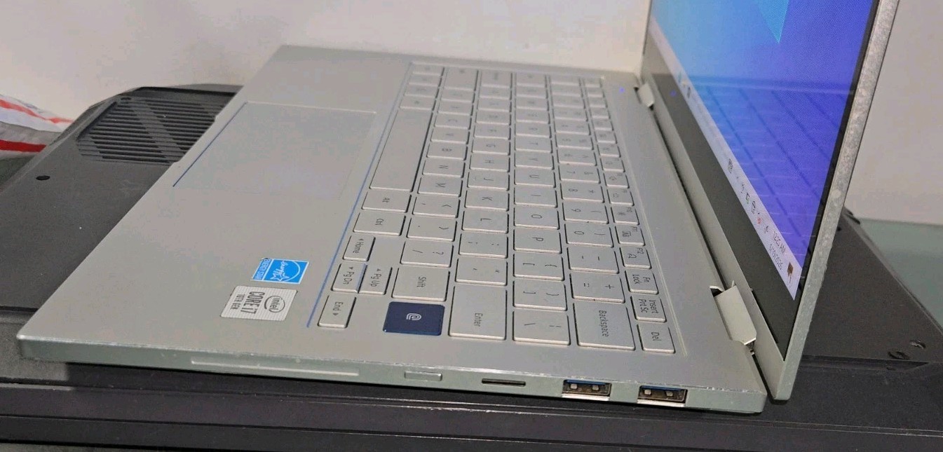 Samsung NP730QCJ Intel i7 GEN 10 118GB SSD, 12GB RAM Windows 10 No AC *READ*