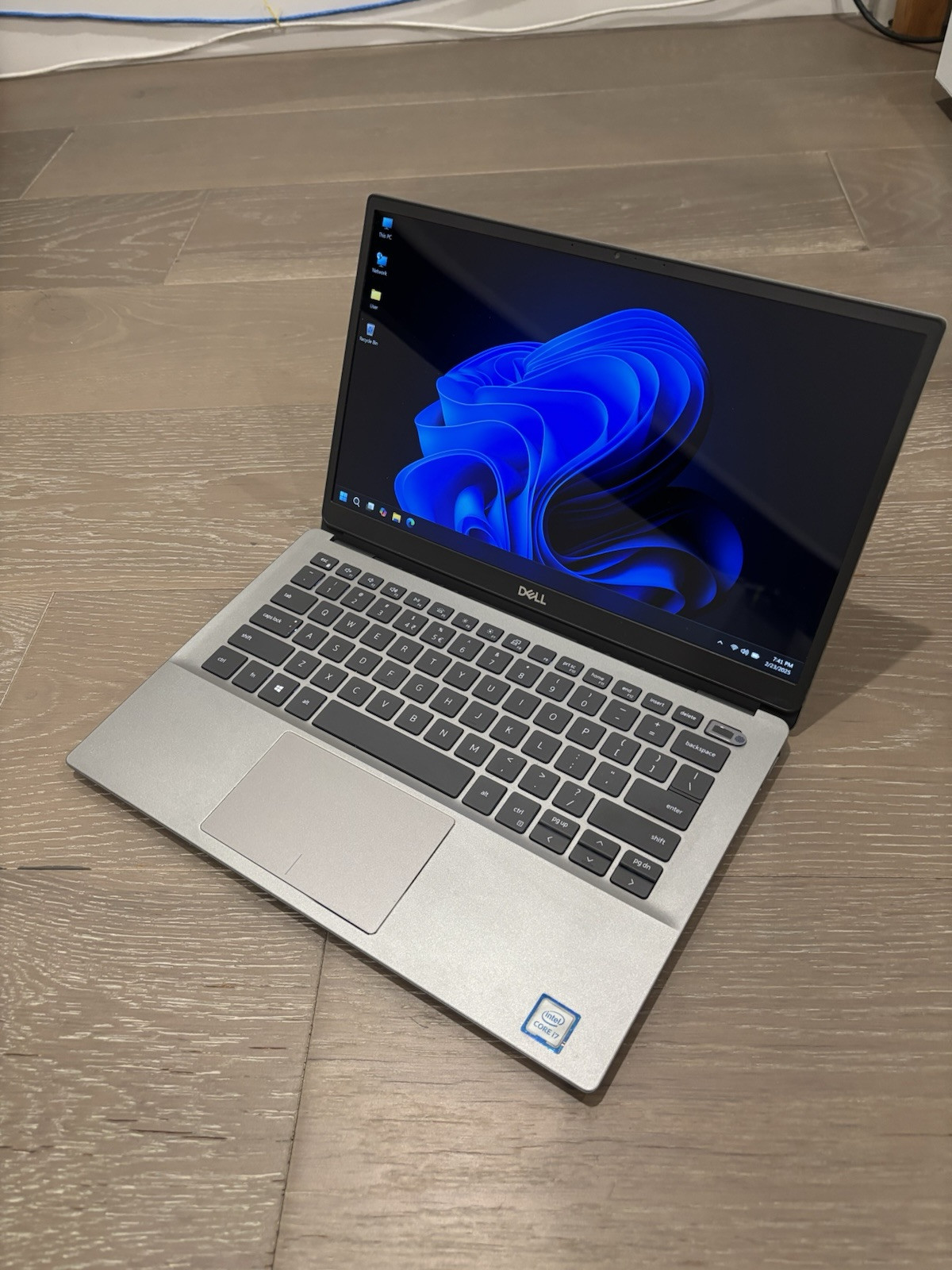 Dell Latitude 3301 Laptop – Intel i7-8565U @ 1.8 GHz/8GB RAM/ 512 GB SSD