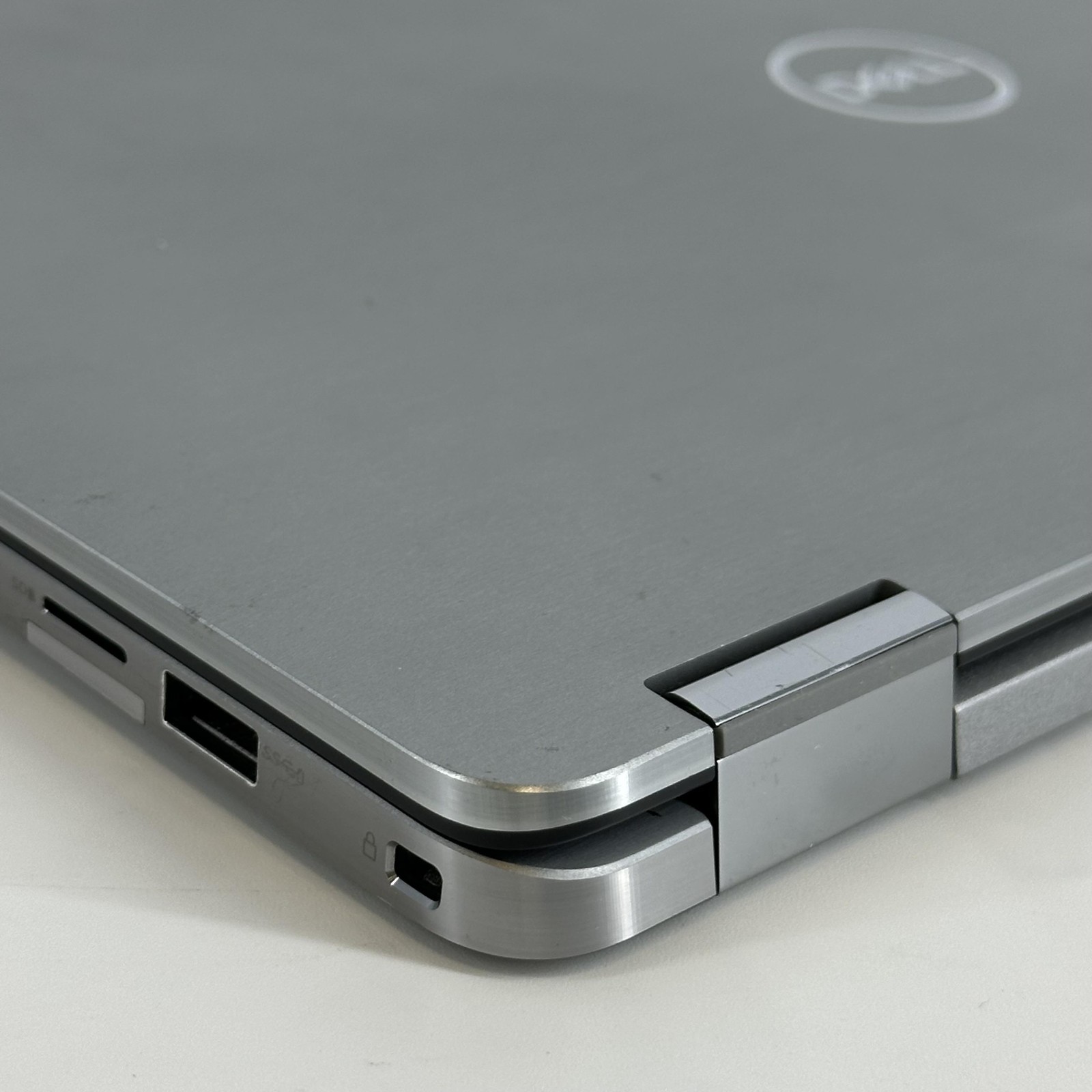 Dell Latitude 9410 (2-in-1) 14 FHD TOUCH i7-10610U 1.80GHz 16GB 512GB WHITE SPOT