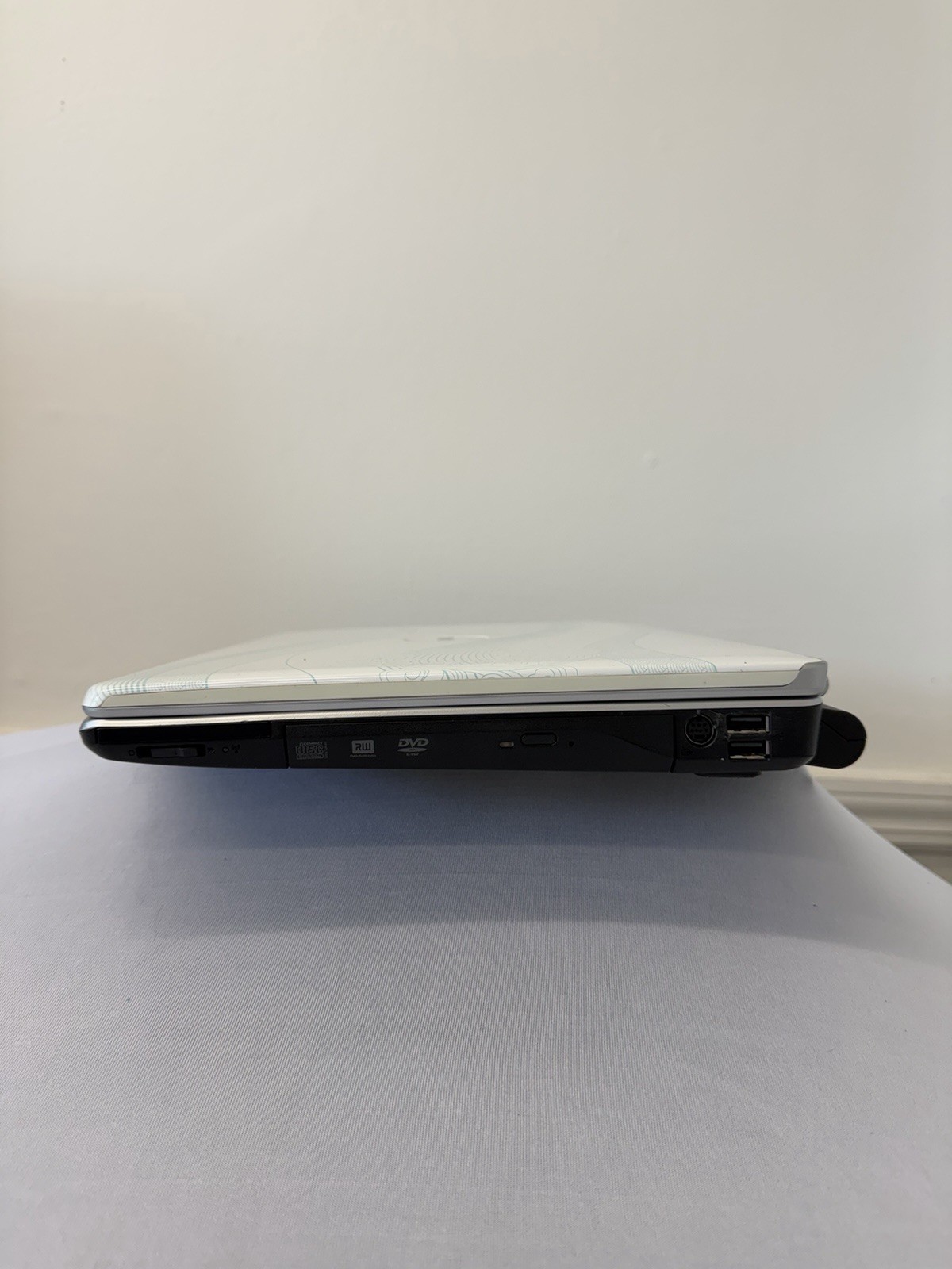 Dell Inspiron 1525 Laptop – Good Screen – Intel Duo 06FD – RAM 4GB – Read Des