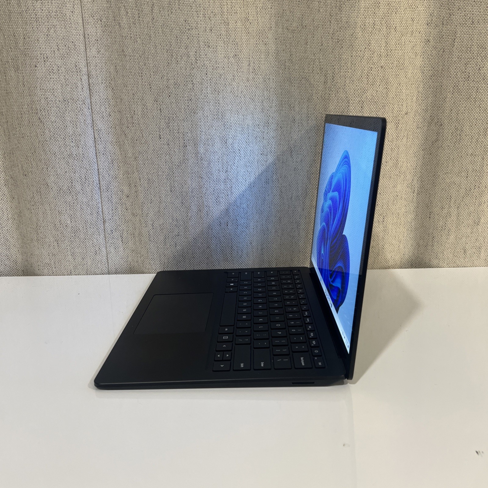 Surface Laptop 4 13.5″ i7/32GB/1TB – Charger Included – Good For: School/Work