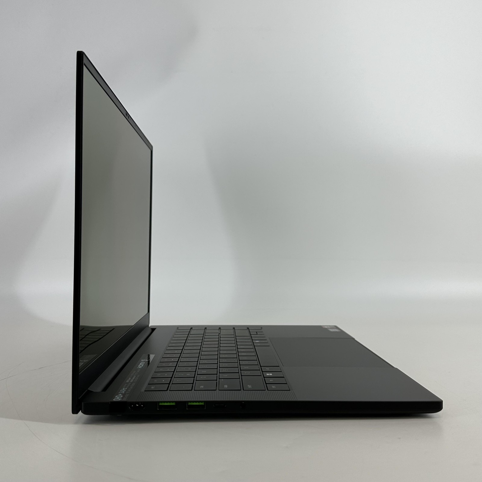 Razer Blade 16 240Hz QHD+ 2.0 GHz Ryzen AI 9 365 32GB 1TB RTX 5070 Ti Excellent