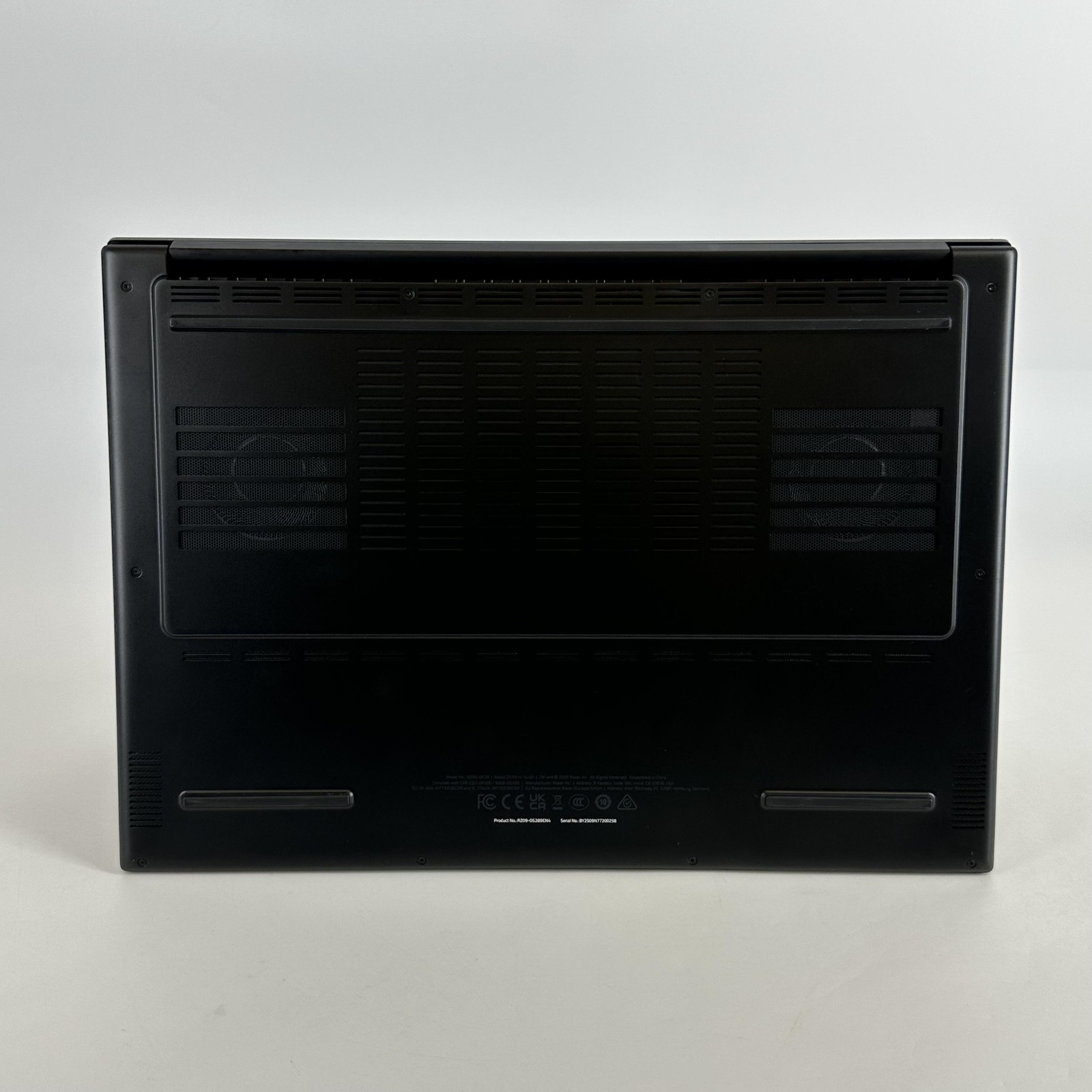 Razer Blade 16 240Hz QHD+ 2025 2.0 GHz Ryzen AI 9 HX 370 32GB 2TB SSD RTX 5090