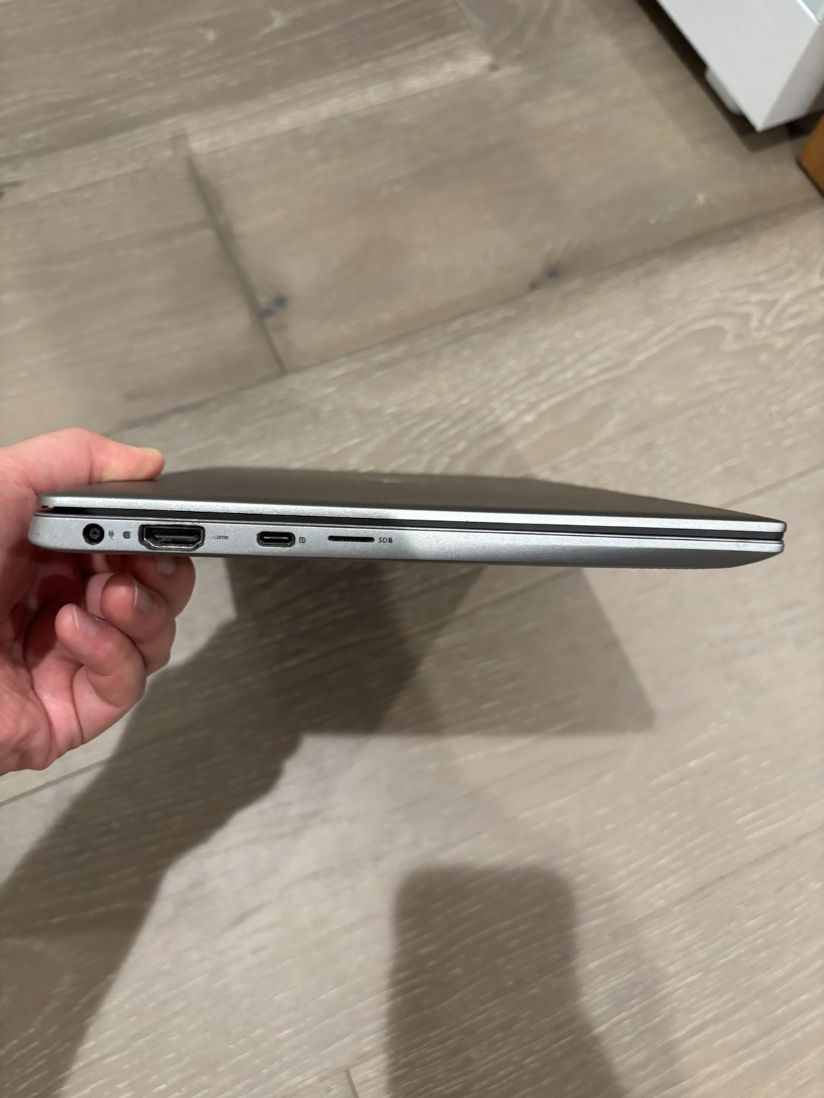 Dell Latitude 3301 Laptop – Intel i7-8565U @ 1.8 GHz/8GB RAM/ 512 GB SSD