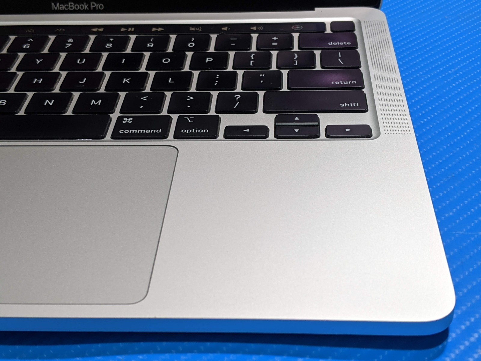 Apple MacBook Pro (2020) 13.3″ A2338 M1 8CPU/8GPU 3.2GHz 16GB 1TB OS Tahoe +PA
