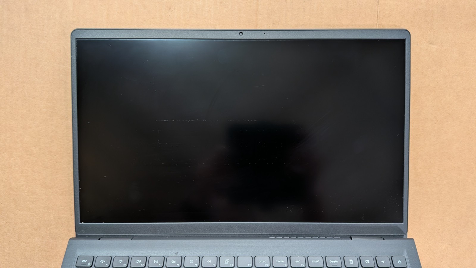 Dell Vostro 3520 15″.6FHD i5-1235U No RAM/SSD Battery Excellent Housing Damage