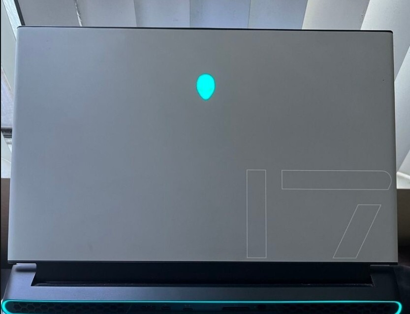 Alienware m17 r3 Laptop (1 TB)
