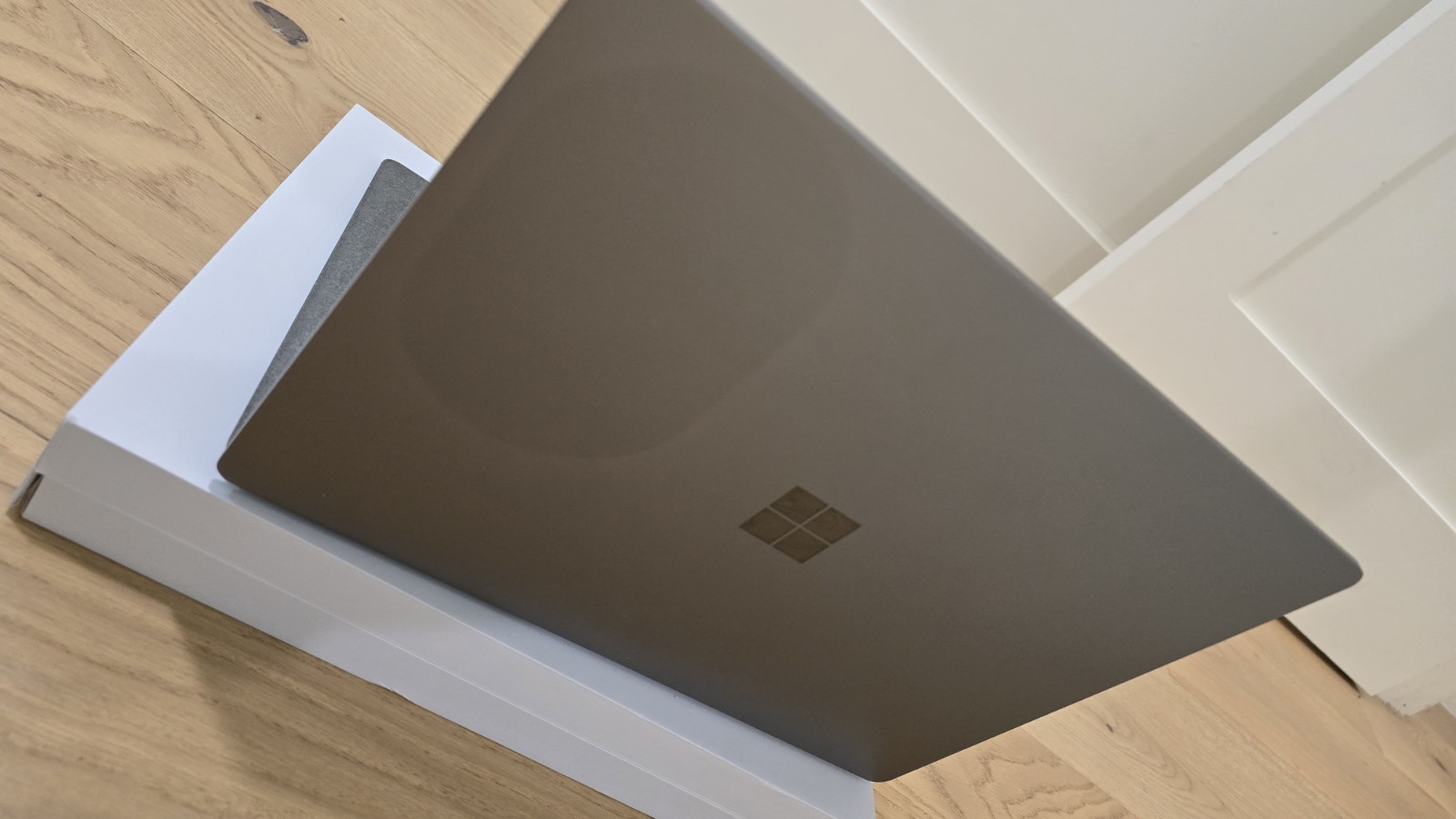 Microsoft Surface Laptop 13.5″ (256GB SSD, Intel Core i7-7660U, 2.50GHz, 8GB
