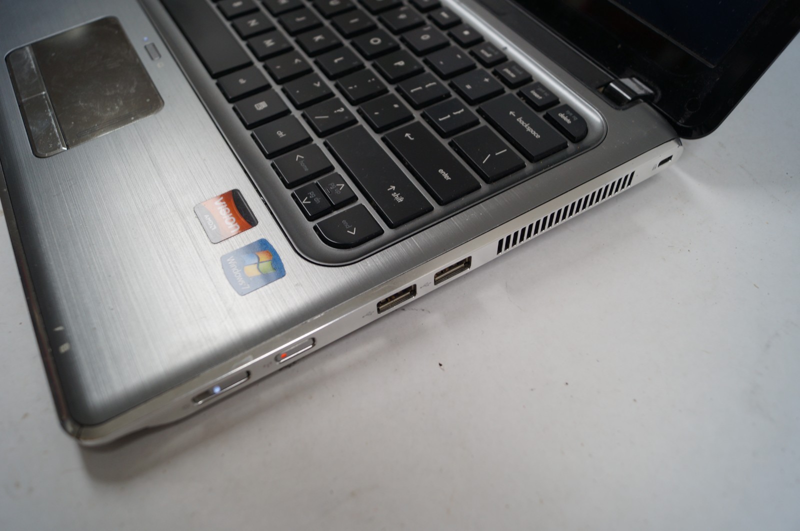 HP PAVILION DM3 13.25″ 1.6MHz 4GB Mem Win7 No HD Missing Bottom Cover PoR E112
