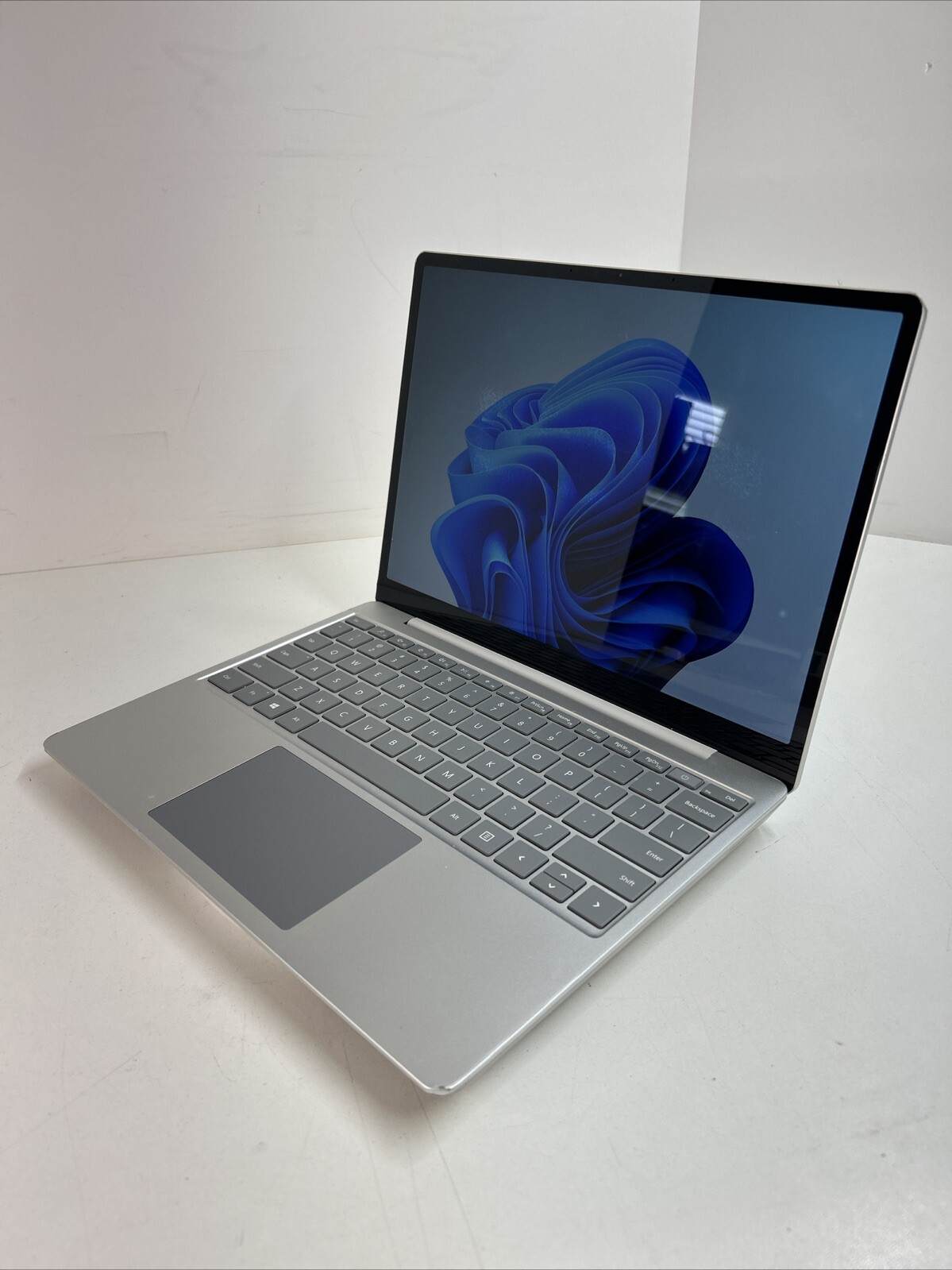 Microsoft Surface Go 1943 12.4″ Intel Core i5-1035G1 1.0GHz 8GB RAM 128GB Win11P