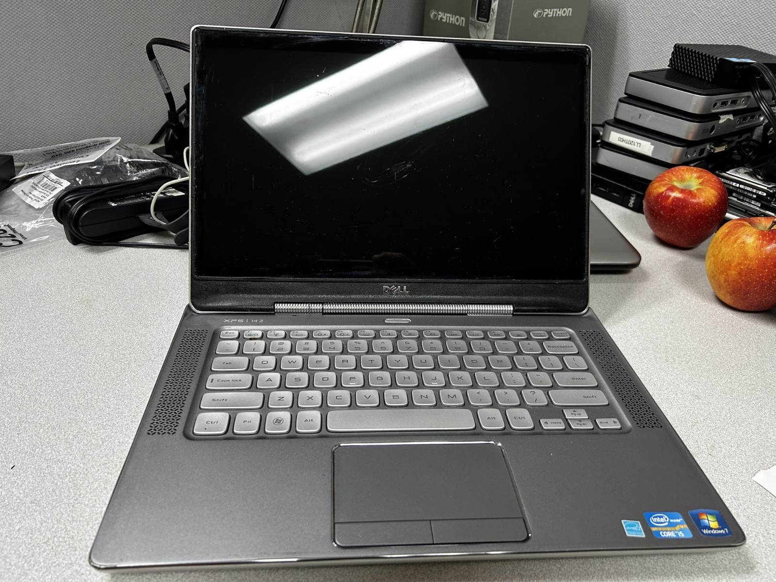 Dell XPS 14Z 14″ Intel Core i5-2430M 2.4ghz 8GB 120Gb SSD DVD WiFI BT win 7