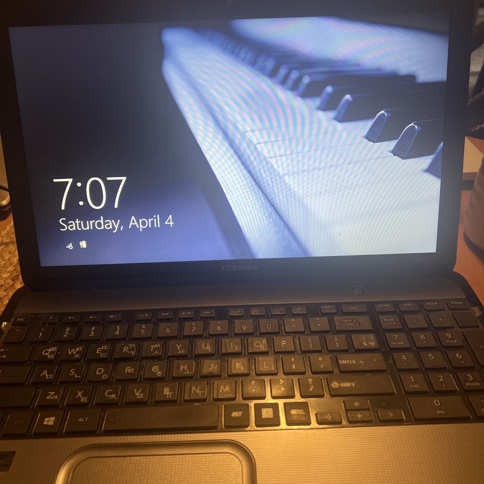Toshiba Satellite i3 Laptop – Powers On – Screen Glitch – Touchpad Issue – Parts