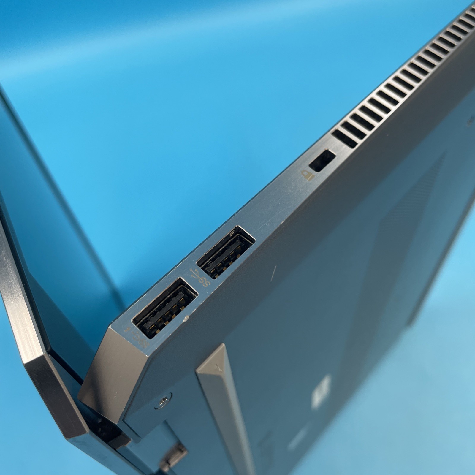HP ZBook Studio G5 | i7-8850H | 8GB RAM | 256GB SSD | P1000 | W11 PRO | 71% BATT
