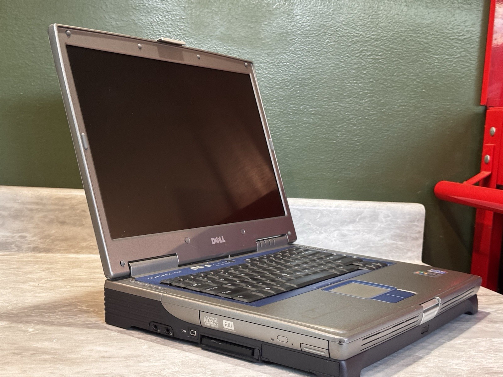 Dell Inspiron 9100 Pentium 4HT 2.8GHz 512MB RAM 40GB 15.4″ ATi Radeon 9700 XP