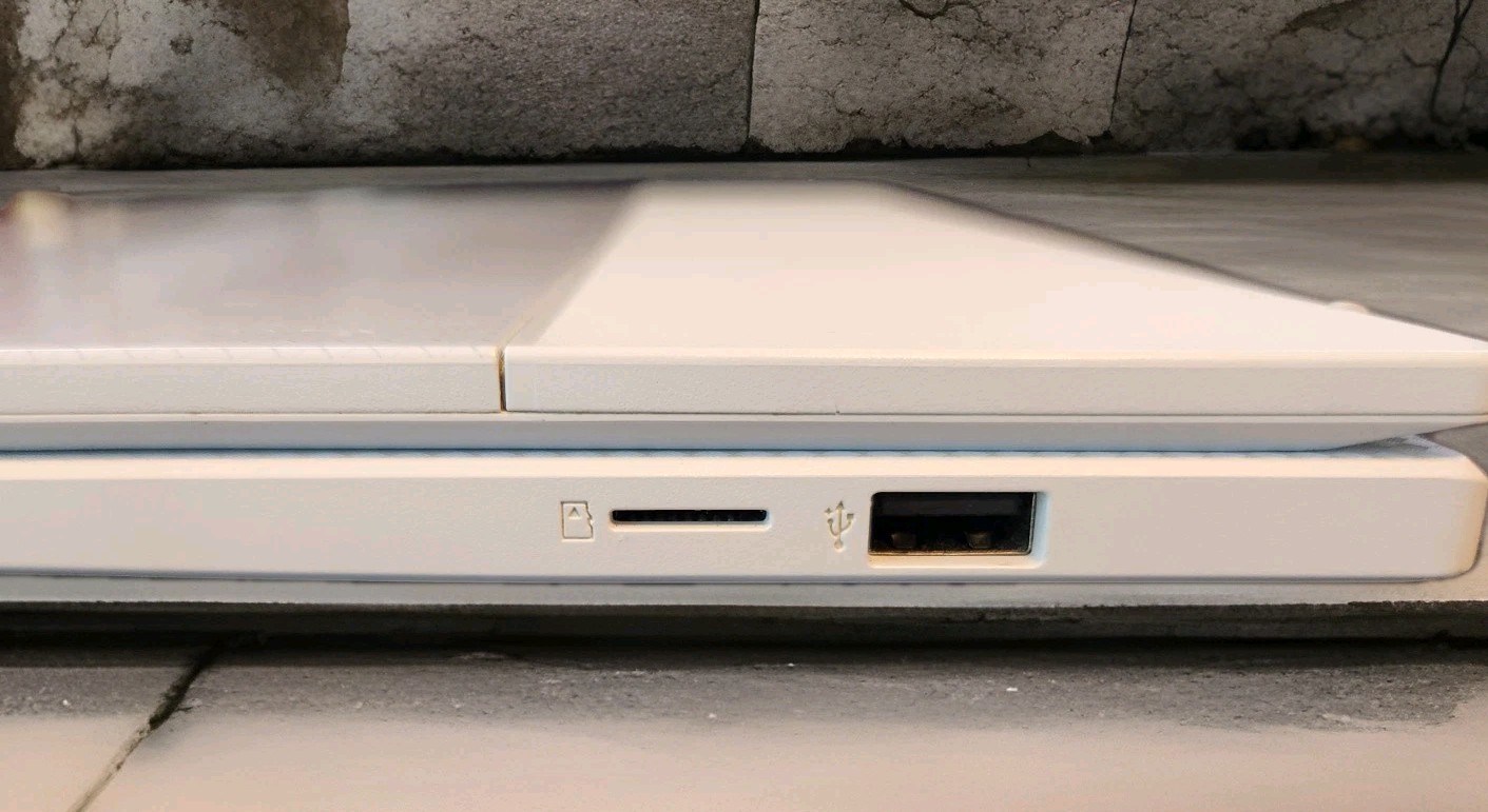 ASUS ImagineBook MJ401TA 14″ FHD Intel M3 8100Y, Pre-owned, Sleeve & 2 Chargers