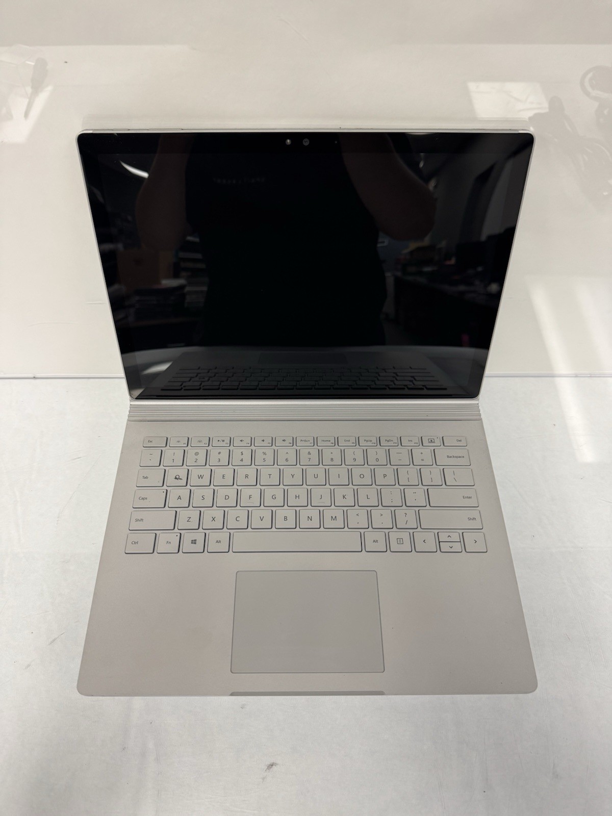 Microsoft Surface Book 1st Gen. 13.5″ Intel i5-6300U @2.40GHz 8GB Ram 256GB SSD