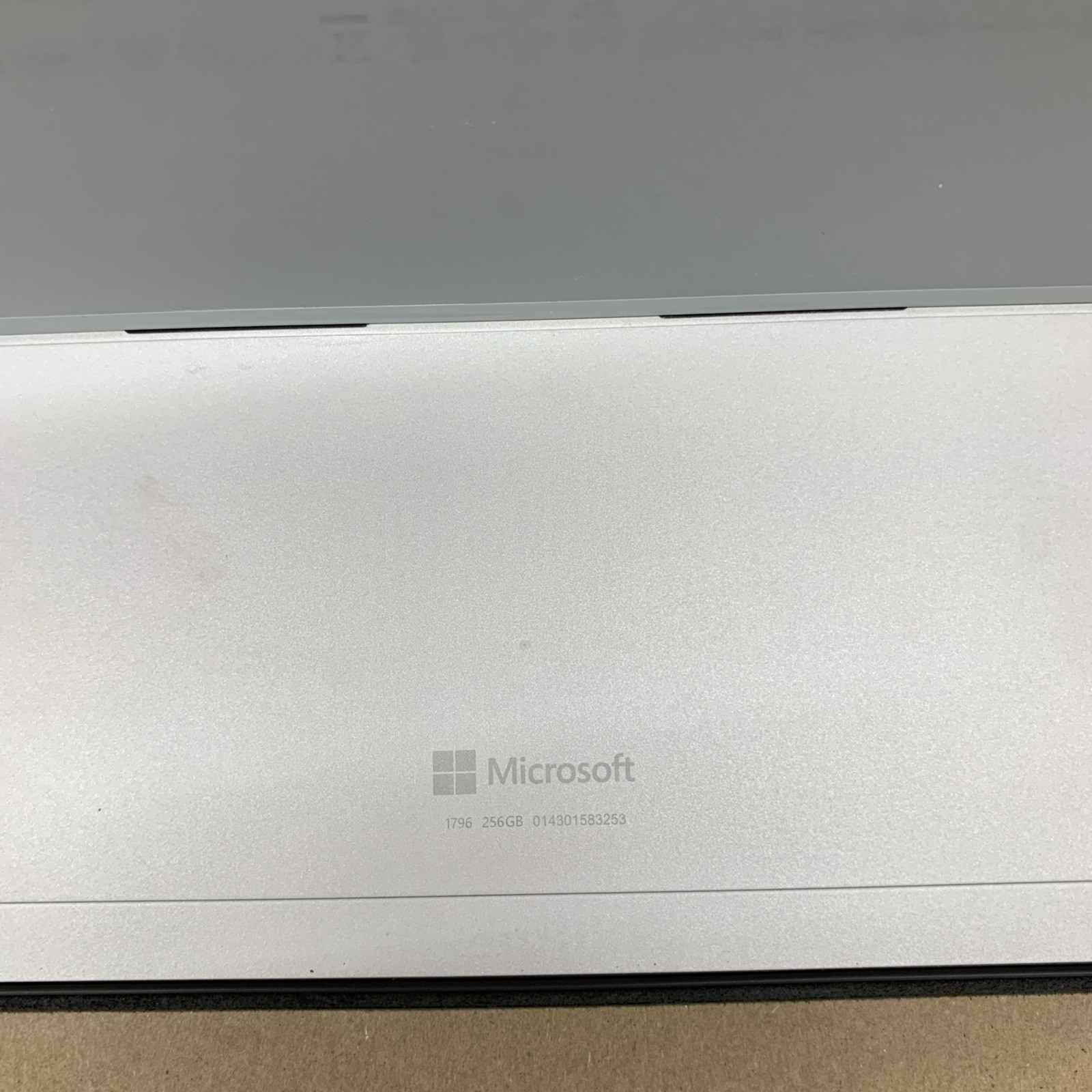 Surface Pro 5th Gen 1796, Core i5-7300U @ 2.6GHz, 8GB RAM, 256GB SSD, W10P