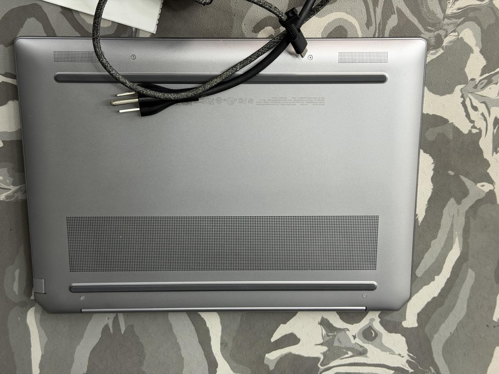 HP OmniBook Ultra AMD ryzen AI 9 365 w/ Radeon 880 m 32 GB RAM 512 MB AMD radeon