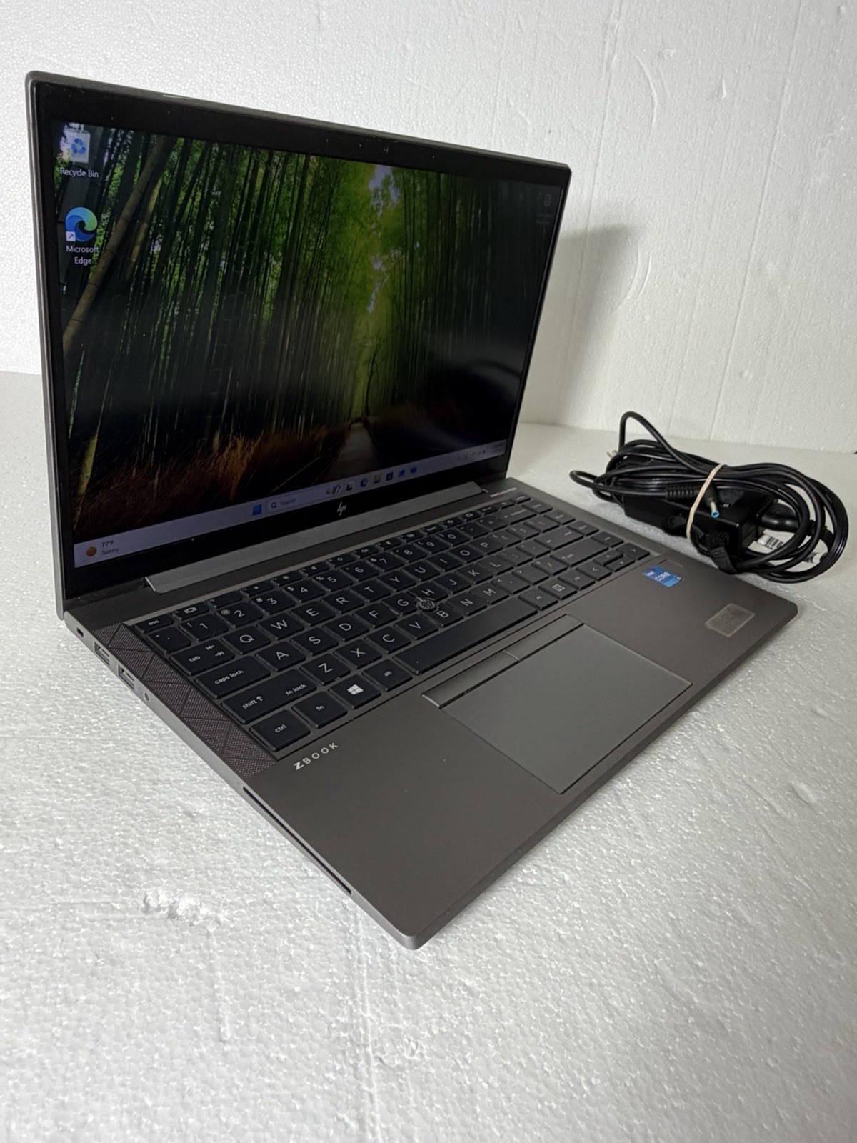 HP ZBook Firefly 14 G8 14″ Core i5-1135G7 256GB 16GB Win 11 Pro W/ AC adapter