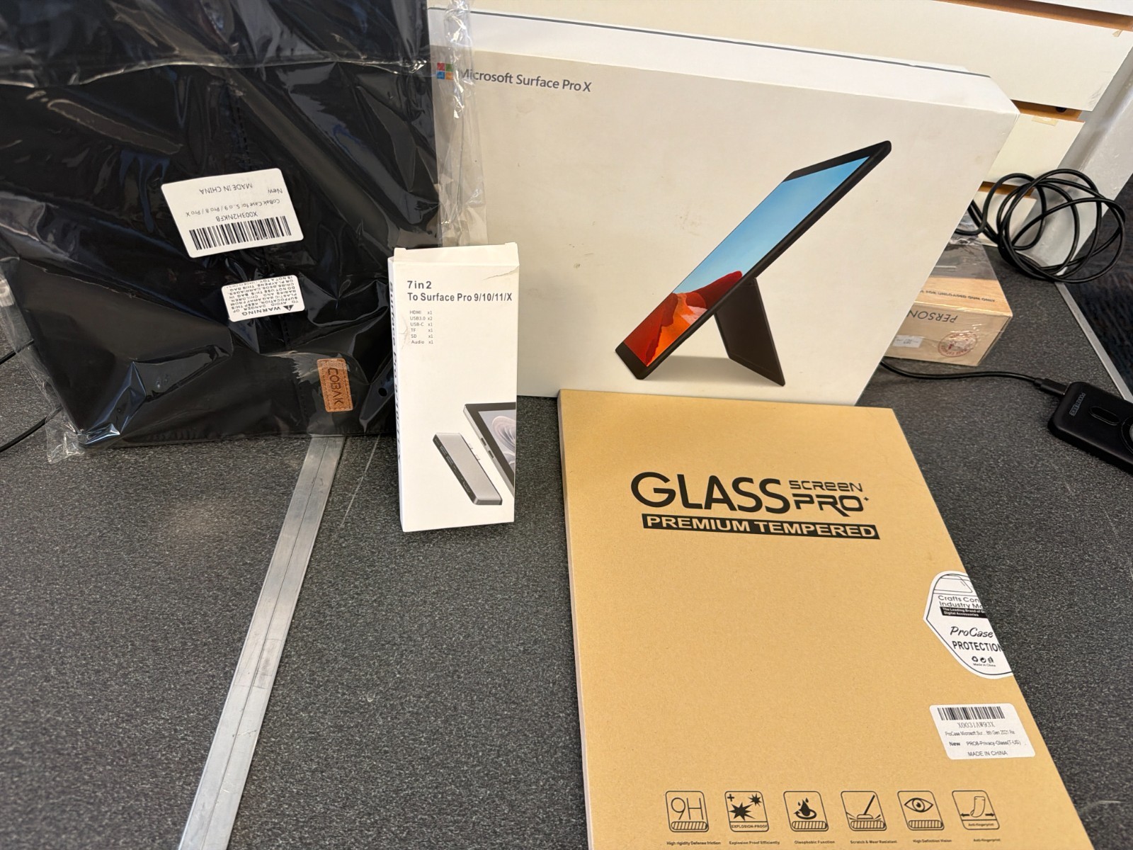 Microsoft Surface Pro X 1876 13″ SQ1 3.0GHz 8GB RAM 128GB SSD + extras
