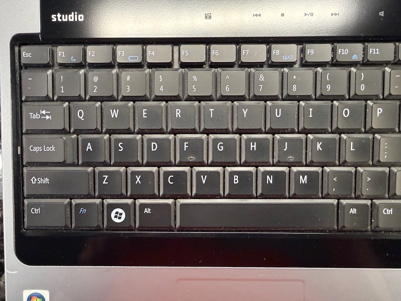Dell Studio 1737 PP31L 17″ Laptop Core 2 Duo 4GB 320GB HDD Untested No Charger