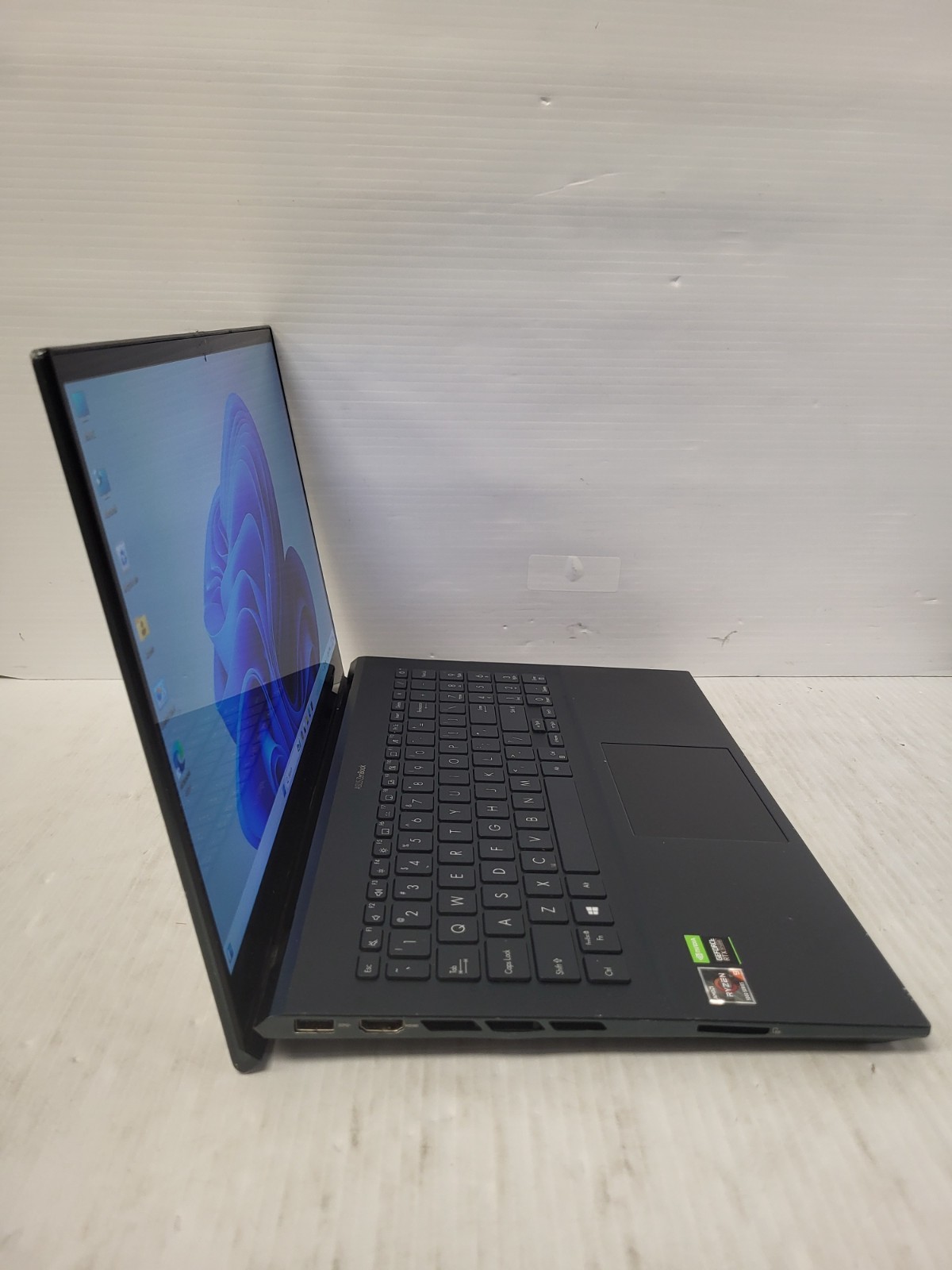 (N88291-1) Asus UM5500Q Laptop