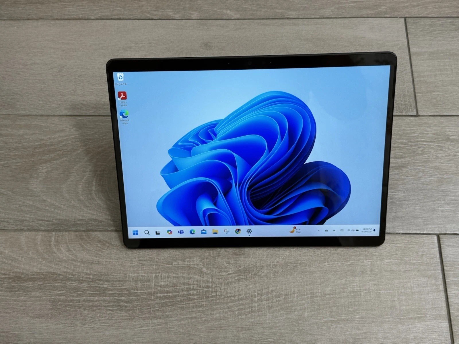 Microsoft Surface Pro x 1876 SQ1 CPU (8GB Ram 256GB SSD) Windows 11 Home Black