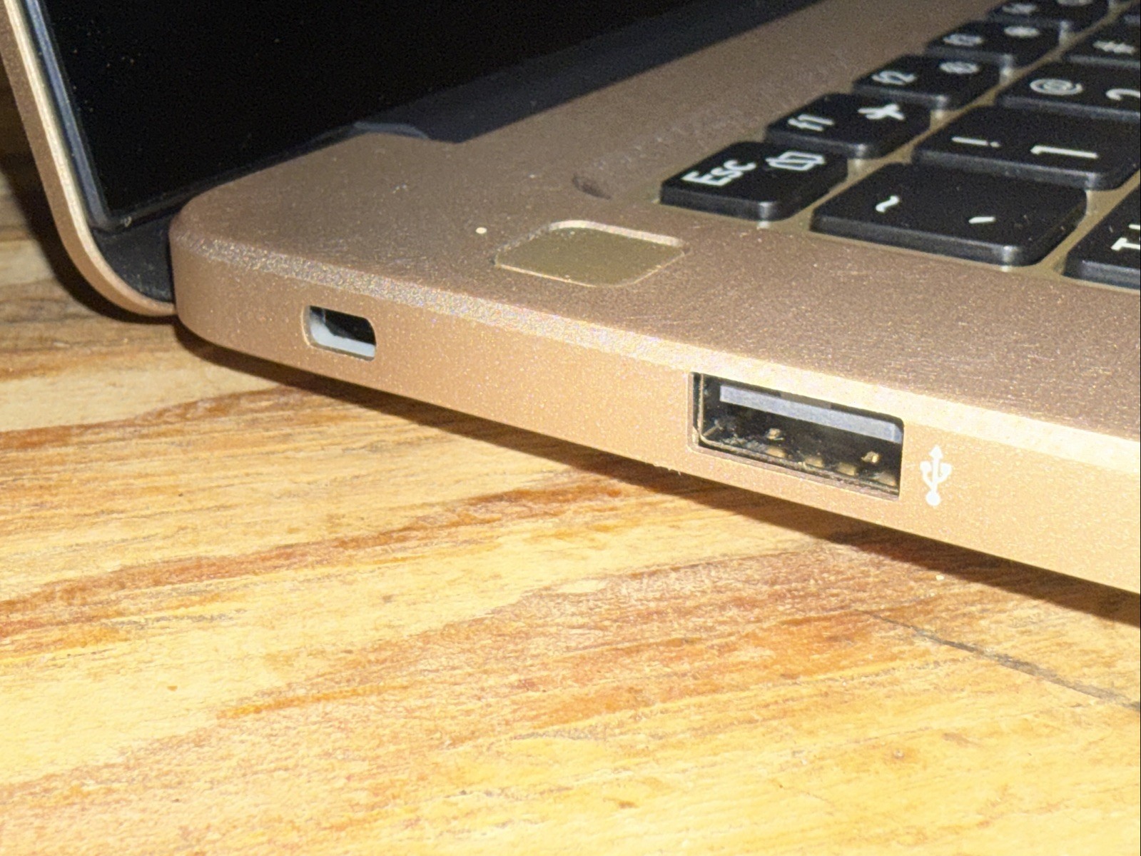 AVITA Clarus CN6314 F551 Gold HDMI 14″ Intel Core i5 7th Gen Laptop For Parts