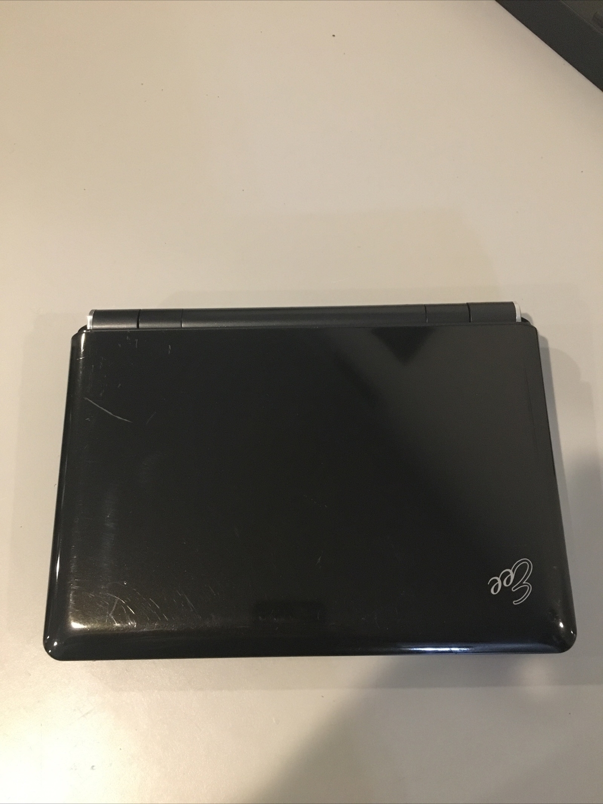 Asus Eee PC 1000HE Mini Laptop. 160GB HDD AND 1GB RAM. For parts or repair