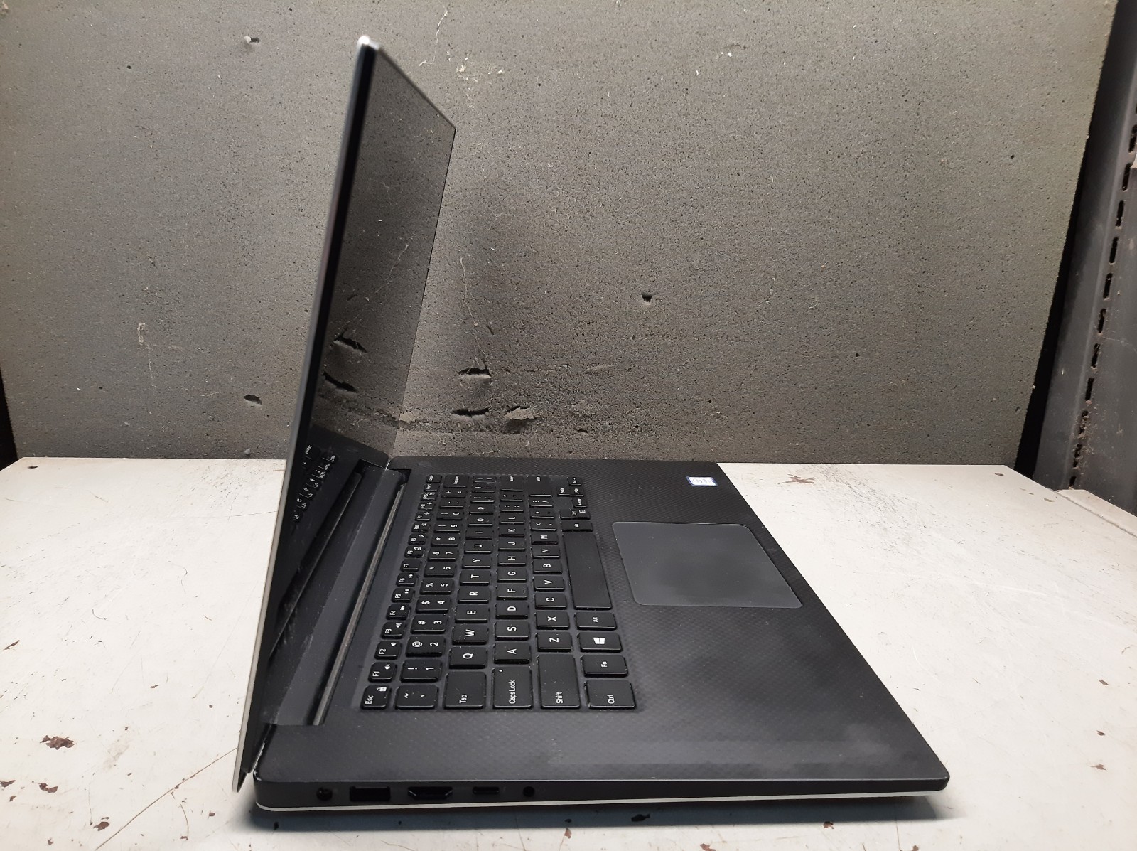 Dell Precision 5520 15.6″ Xeon E3 1505M v6 8GB RAM 512GB SSD Win 11 Workstations