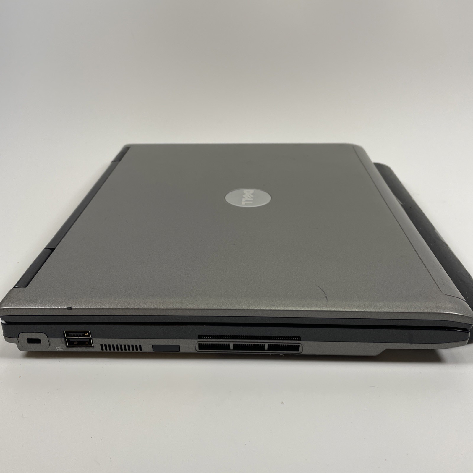 DELL LATITUDE D410 – No Hard Drive – INTEL CENTRINO – 2 GB RAM *READ DESCRIPTION