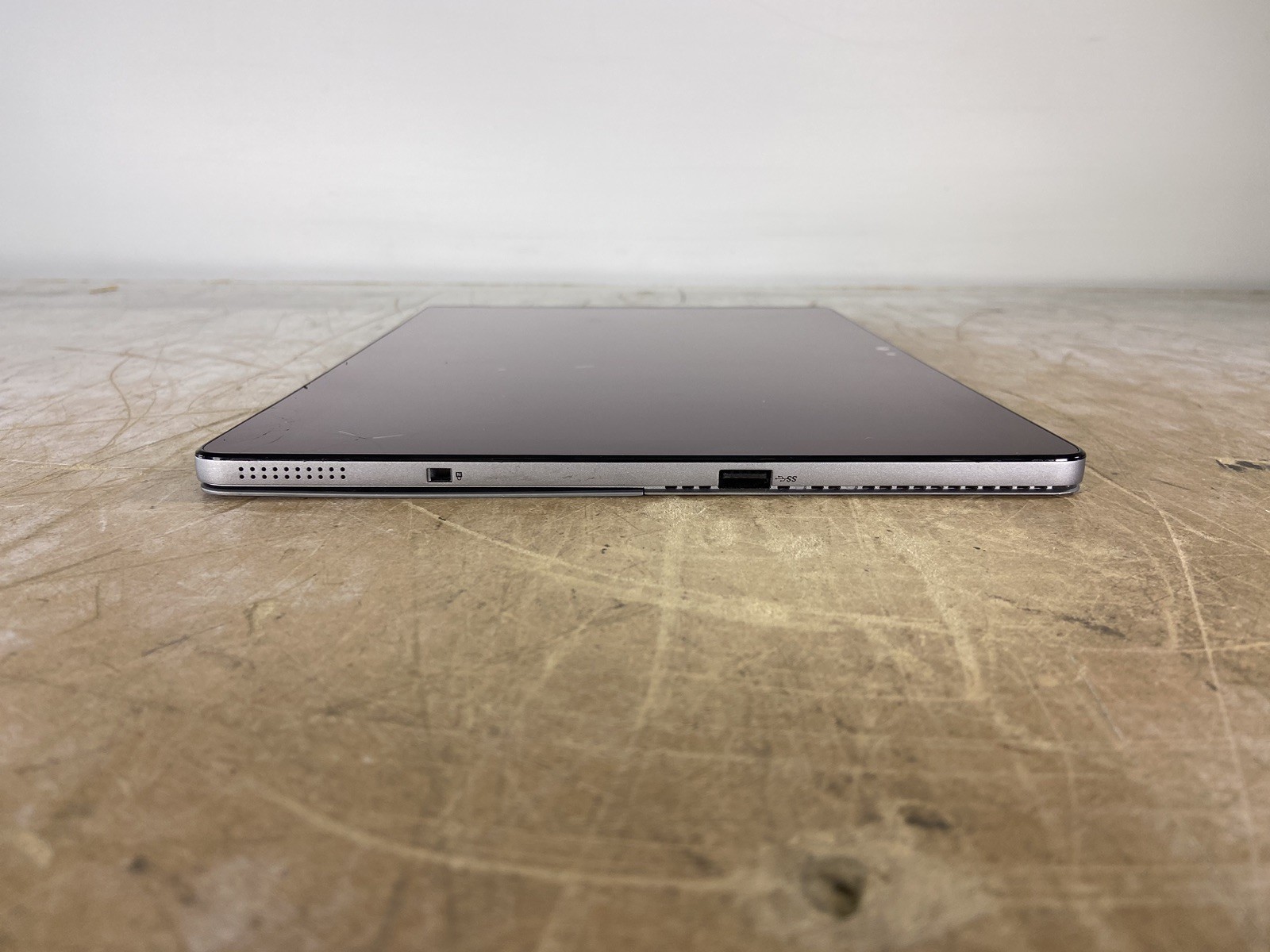 DELL LATITUDE 7200 2-IN-1 i5-8365U @ 1.60GHz, 8GB RAM, NO HDD/OS – (FOR PARTS)